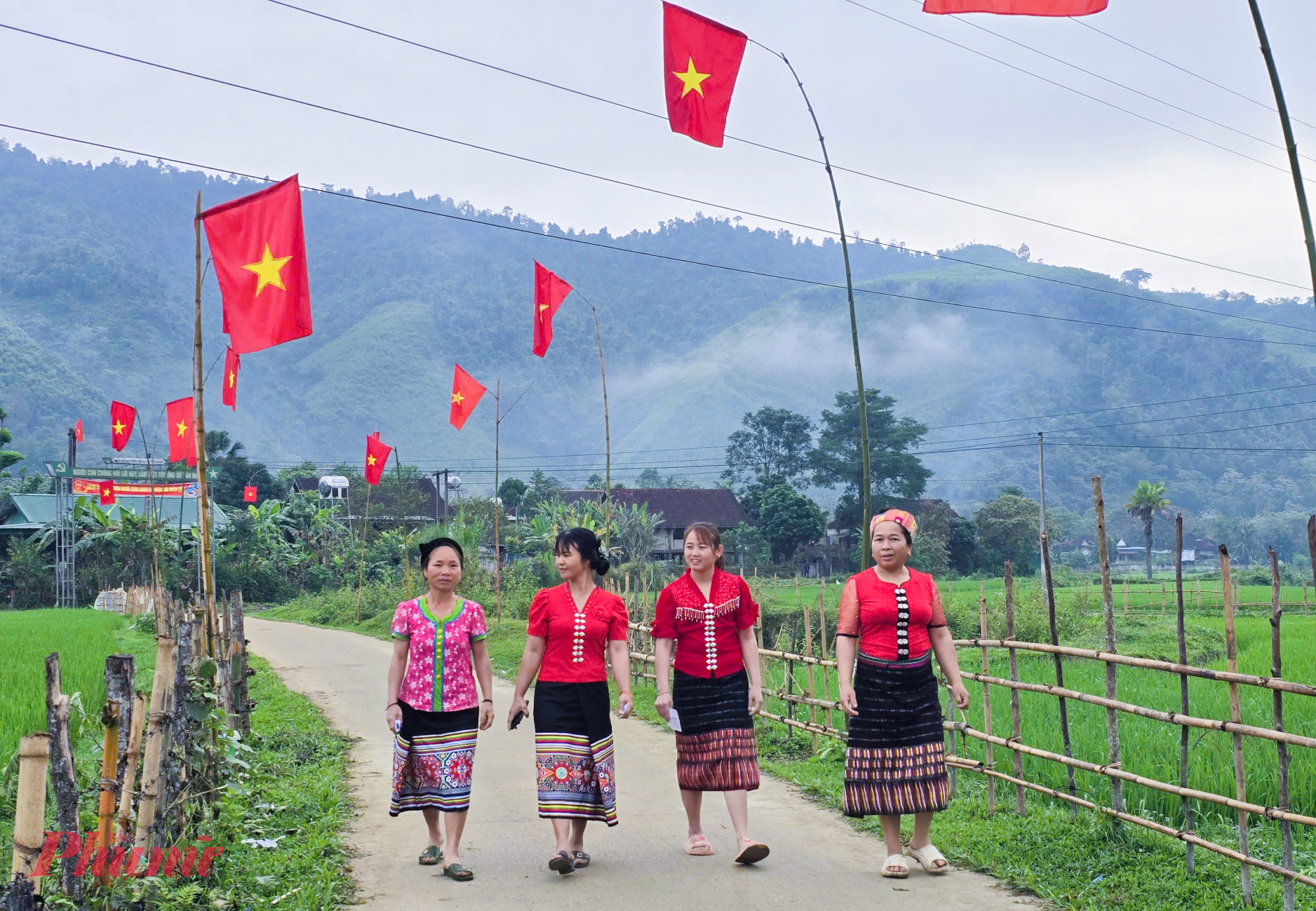Ngay từ sáng sớm, các tuyến đường dẫn vào khu vực bỏ phiếu rực rỡ cờ Tổ quốc, băng rôn và khẩu hiệu. Dọc trên các tuyến đường, từng tốp người rủ nhau đi bầu cử. Những bước chân vội vã trên con đường đất quanh co giữa núi rừng như hòa chung nhịp vui của ngày hội non sông. 