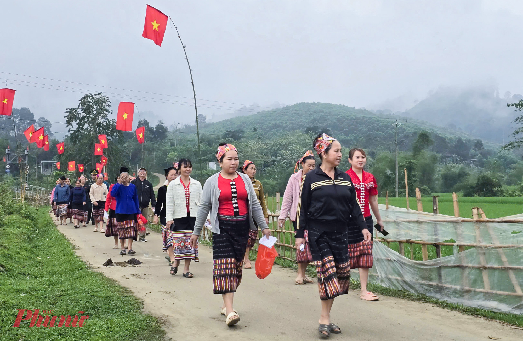 Sáng 15/3, khi màn sương còn bảng lảng trên những cánh rừng già, không khí tại các khu vực bỏ phiếu ở xã biên giới Môn Sơn (tỉnh Nghệ An) đã rộn ràng, trang trọng. Môn Sơn là xã giáp biên giới Lào, địa hình chia cắt, giao thông cách trở. Để phục vụ cuộc bầu cử đại biểu Quốc hội khóa XVI và đại biểu HĐND các cấp nhiệm kỳ 2026-2031, toàn xã bố trí 25 khu vực bỏ phiếu.