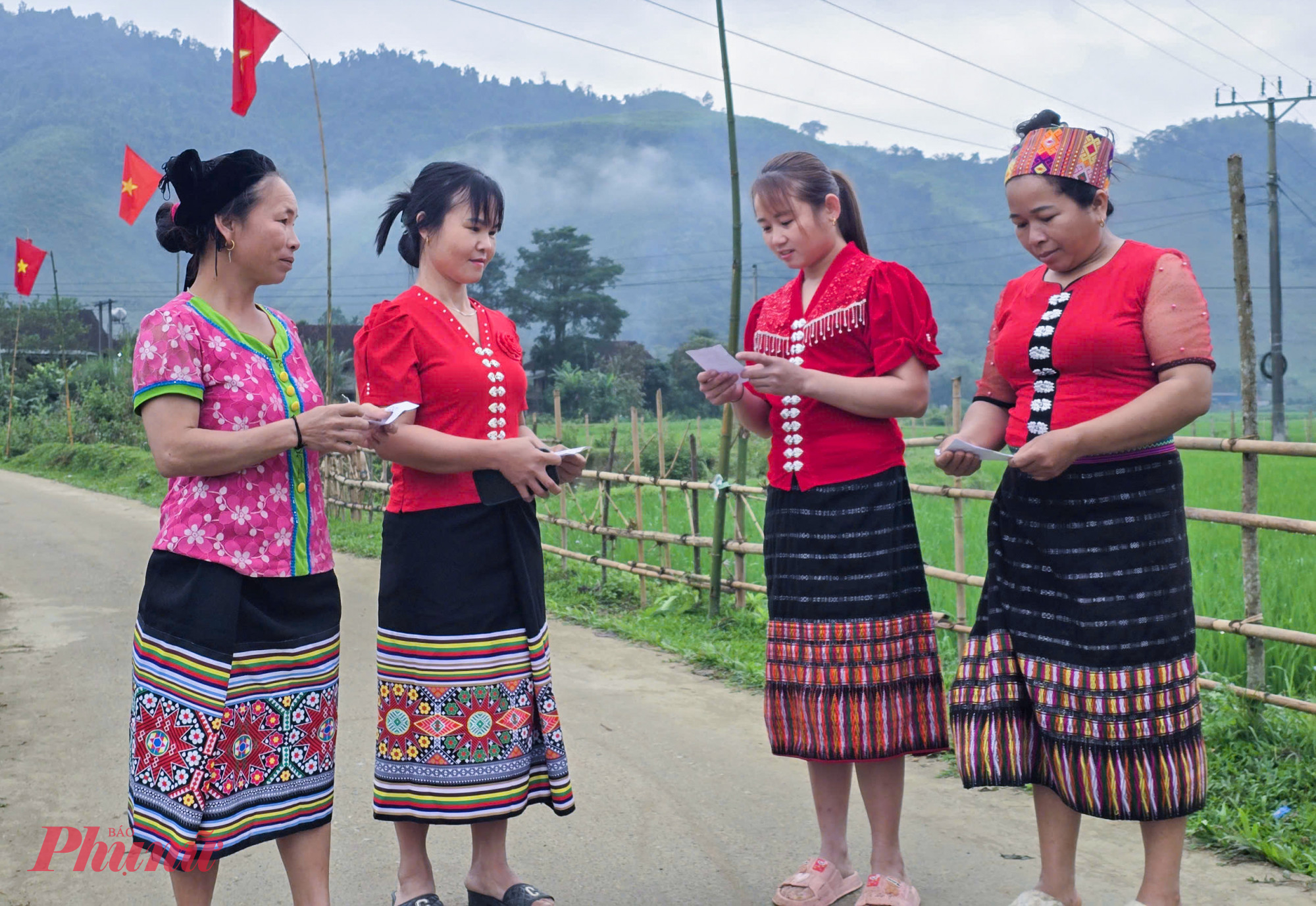 Sau khi hoàn thành việc bỏ phiếu, nhiều người vẫn nán lại trò chuyện, hỏi thăm nhau, chia sẻ những mong đợi về nhiệm kỳ mới. Tiếng cười nói rộn ràng nơi điểm bầu cử khiến không khí ngày hội càng thêm ấm áp, thể hiện tinh thần đoàn kết và sự quan tâm của người dân vùng biên đối với những sự kiện chính trị quan trọng của đất nước.