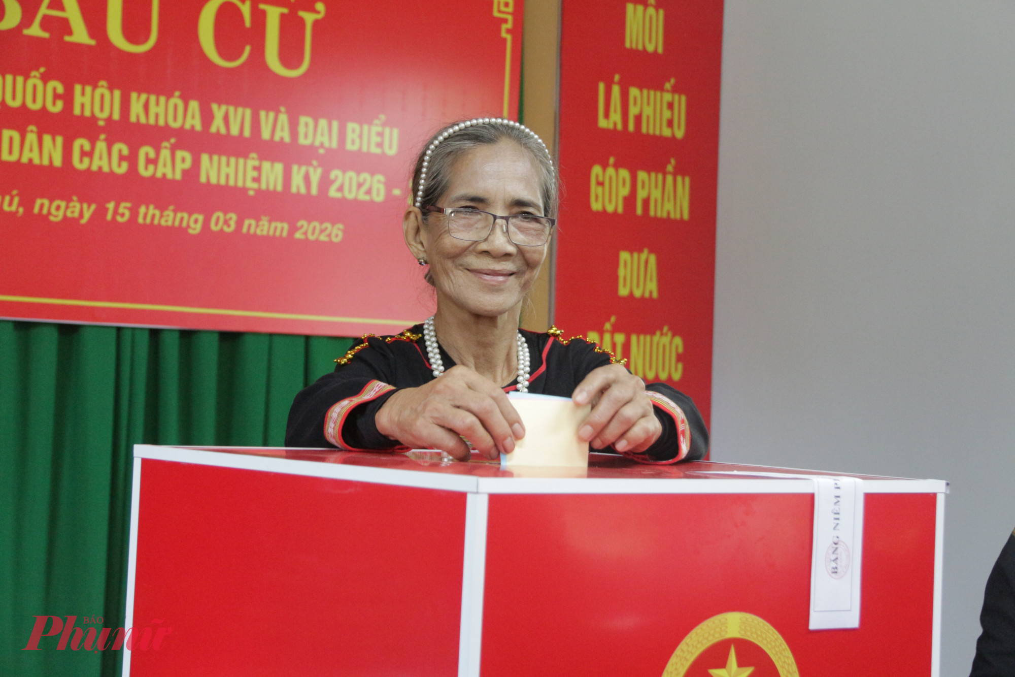 Rộn ràng ngày hội bầu cử ở buôn cổ người Ê Đê Người dân buôn cổ bỏ lá phiếu đầu tiên vào hòm phiếu