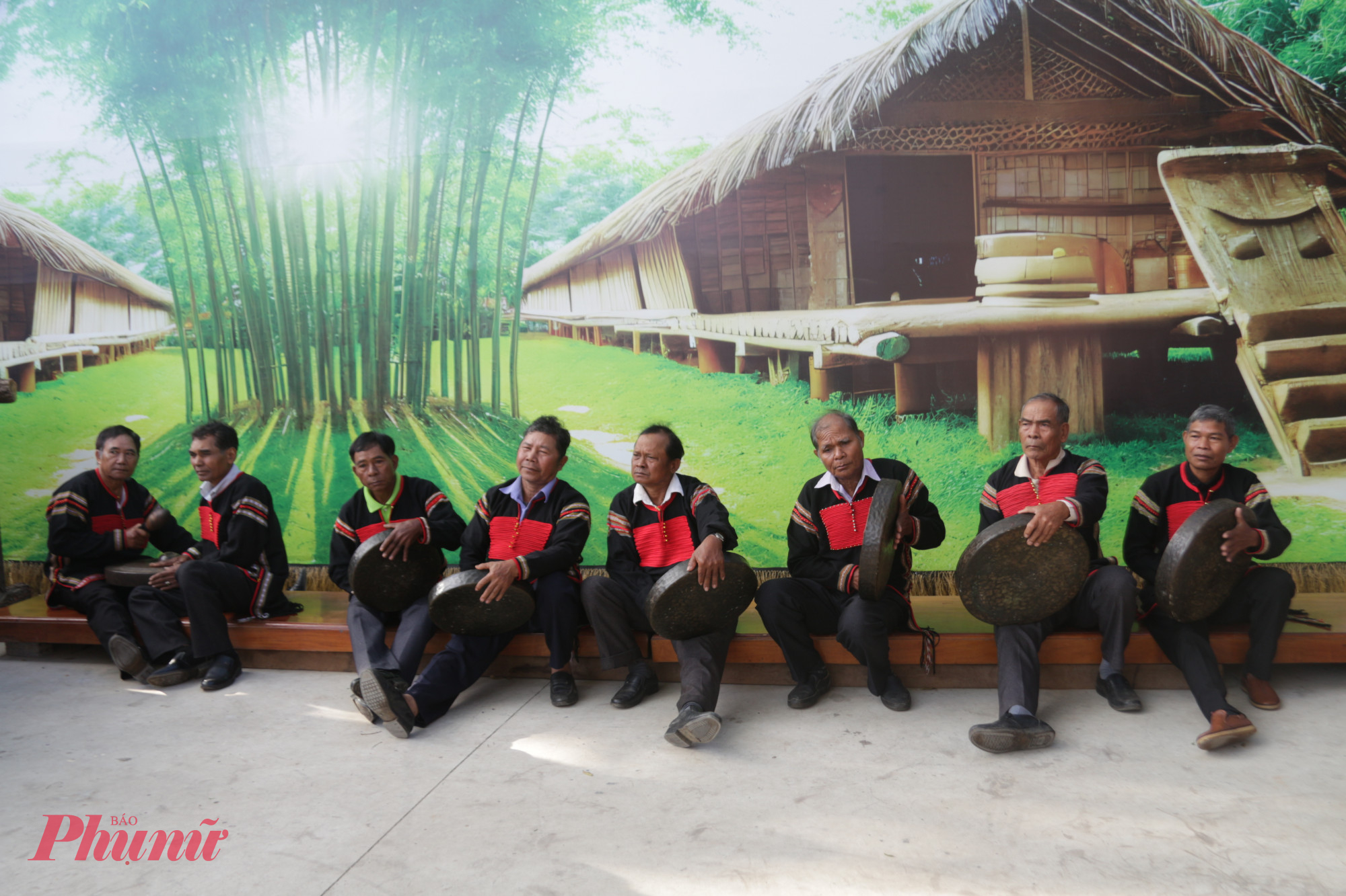 Rộn ràng ngày hội bầu cử ở buôn cổ người Ê Đê Tiếng cồng chiêng vang lên giúp cho không khí của ngày hội bầu cử thêm rộn ràng