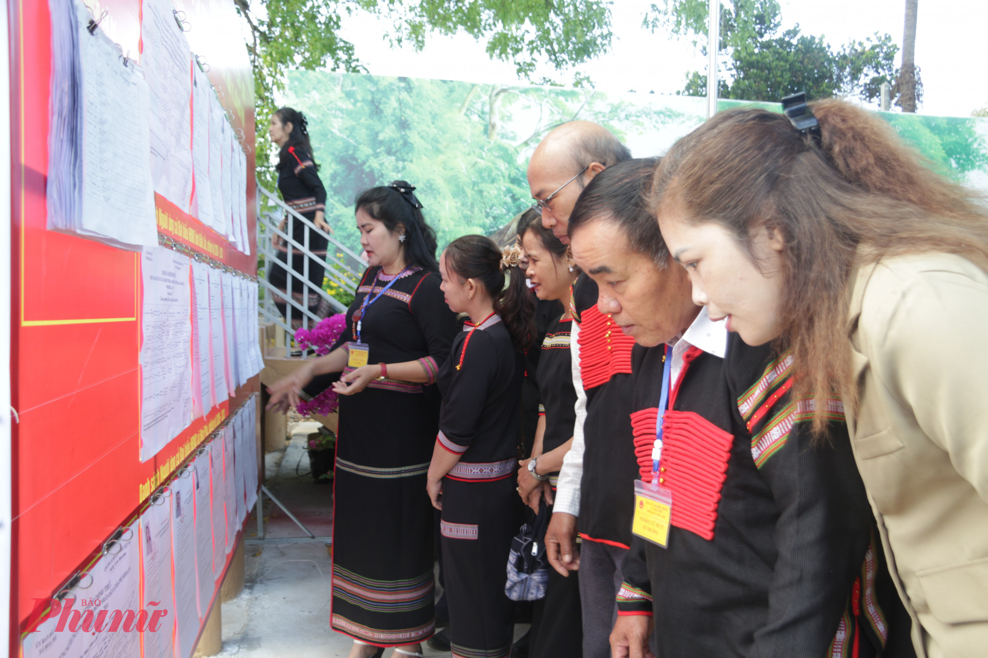 Rộn ràng ngày hội bầu cử ở buôn cổ người Ê Đê Người dân tìm hiểu kỹ các thông tin của các ứng cử viên trước khi bỏ phiếu