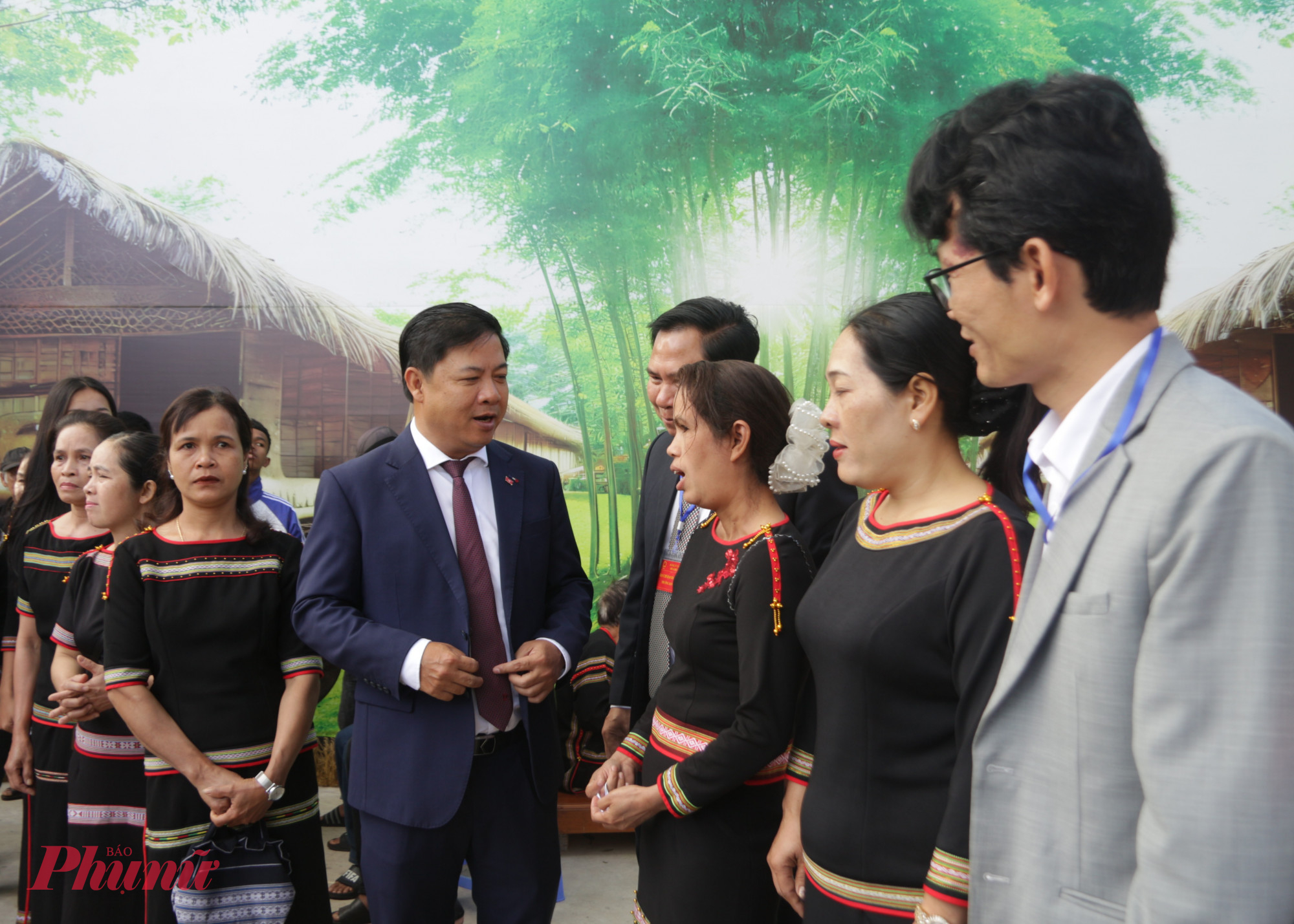 Rộn ràng ngày hội bầu cử ở buôn cổ người Ê Đê Bí thư Tỉnh ủy Đắk Lắk Lương Nguyễn Minh Triết kiểm tra các điểm bầu cử trên địa bàn