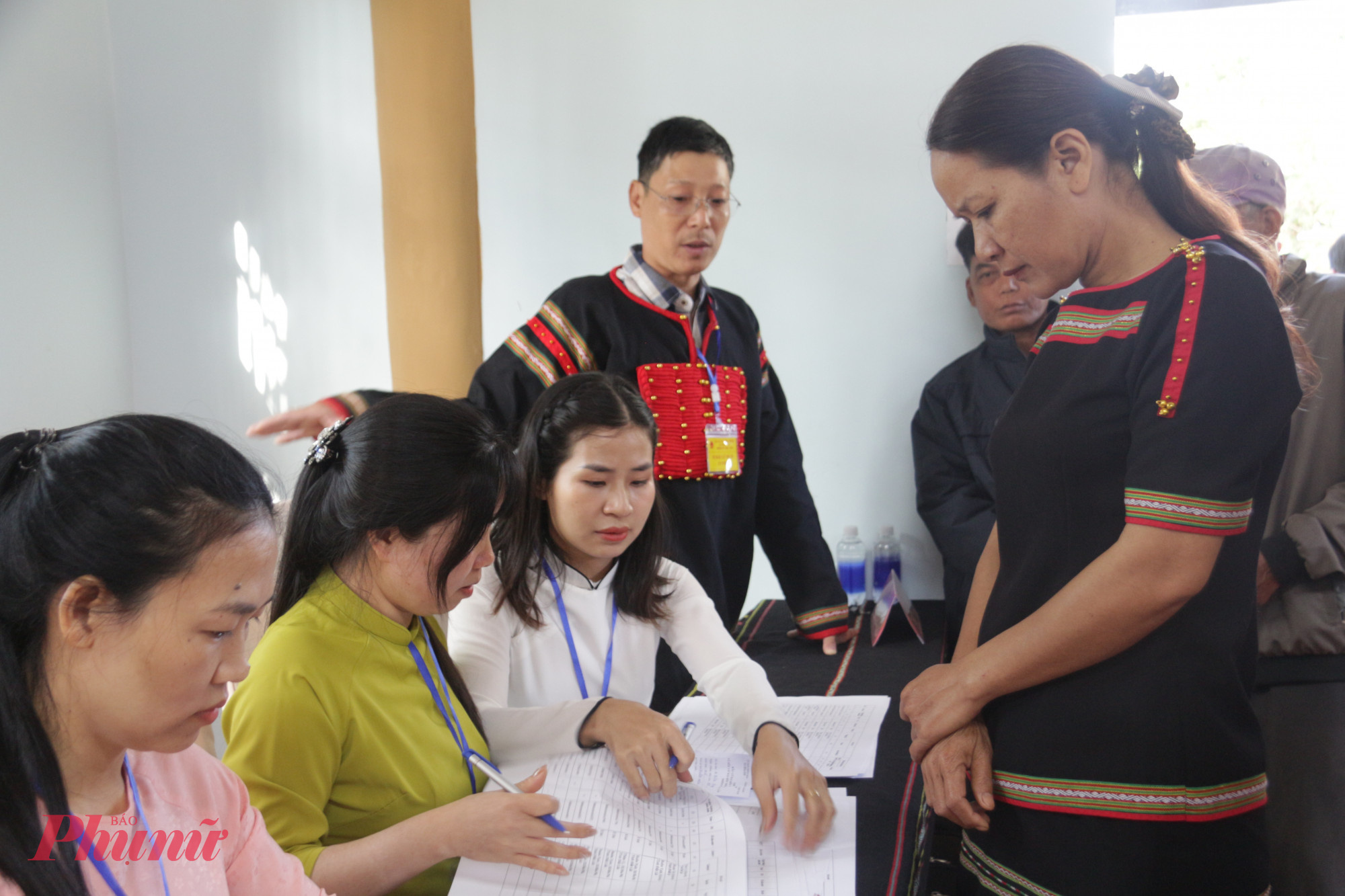 Rộn ràng ngày hội bầu cử ở buôn cổ người Ê Đê Công tác hướng dẫn trước khi bầu cử được thực hiện chặt chẽ
