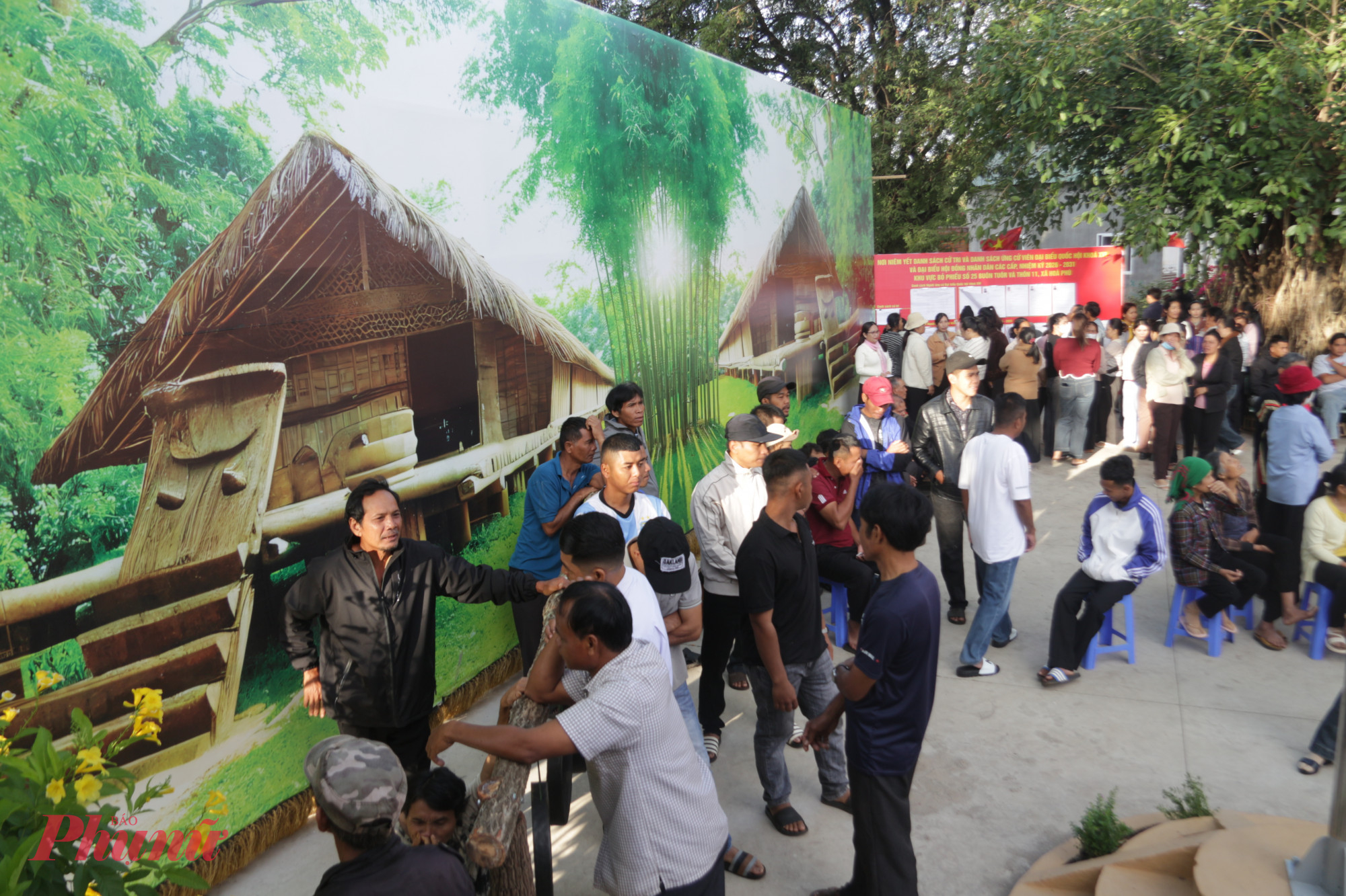 Rộn ràng ngày hội bầu cử ở buôn cổ người Ê Đê Với người dân buôn Tuôr, ngày hội bầu cử là một sự kiện chính trị có ý nghĩa đặc biệt quan trọng