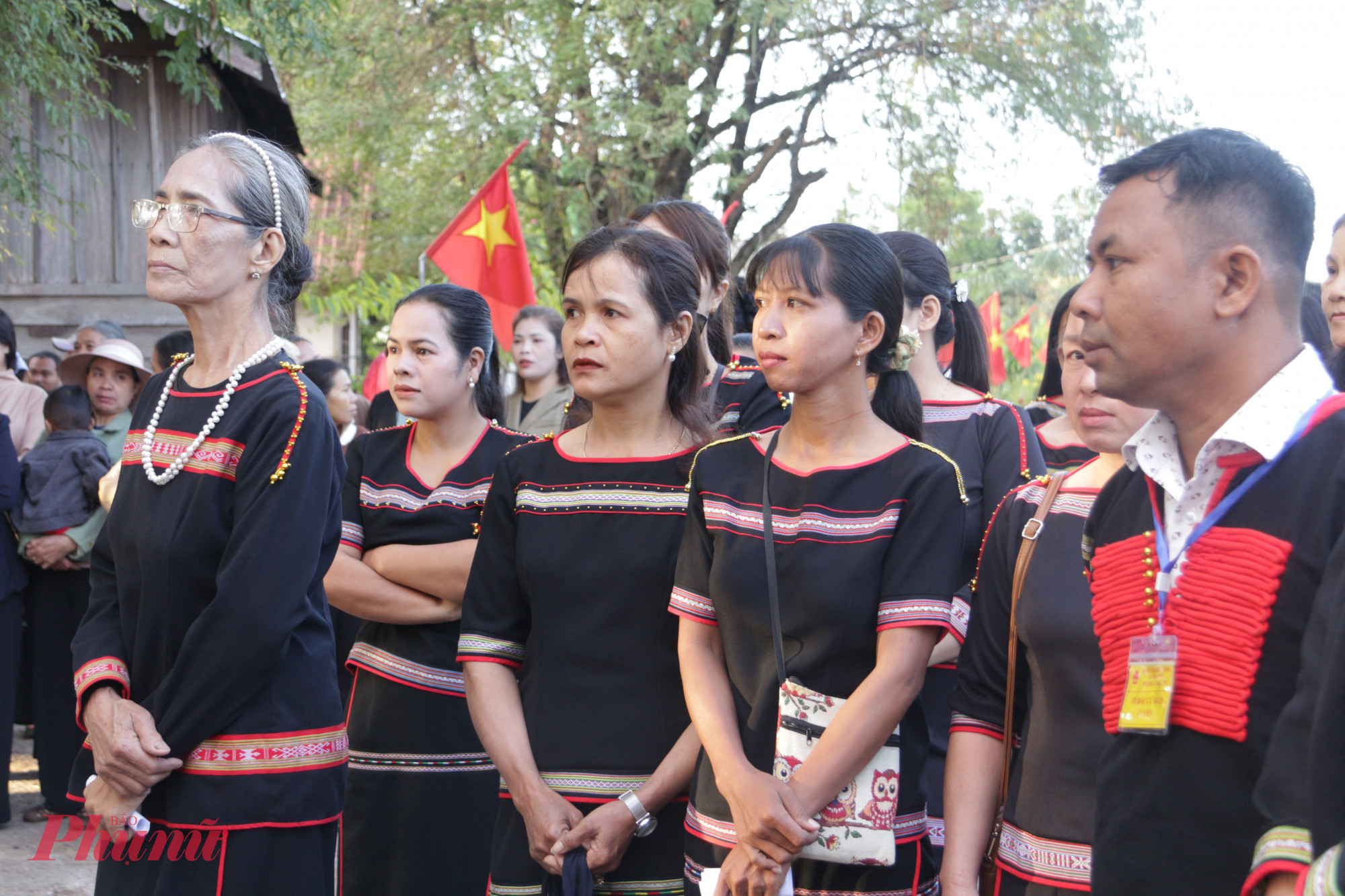 Rộn ràng ngày hội bầu cử ở buôn cổ người Ê Đê Cử tri mặc trang phục truyền thống thể hiện sự trang nghiêm của ngày hội non sông