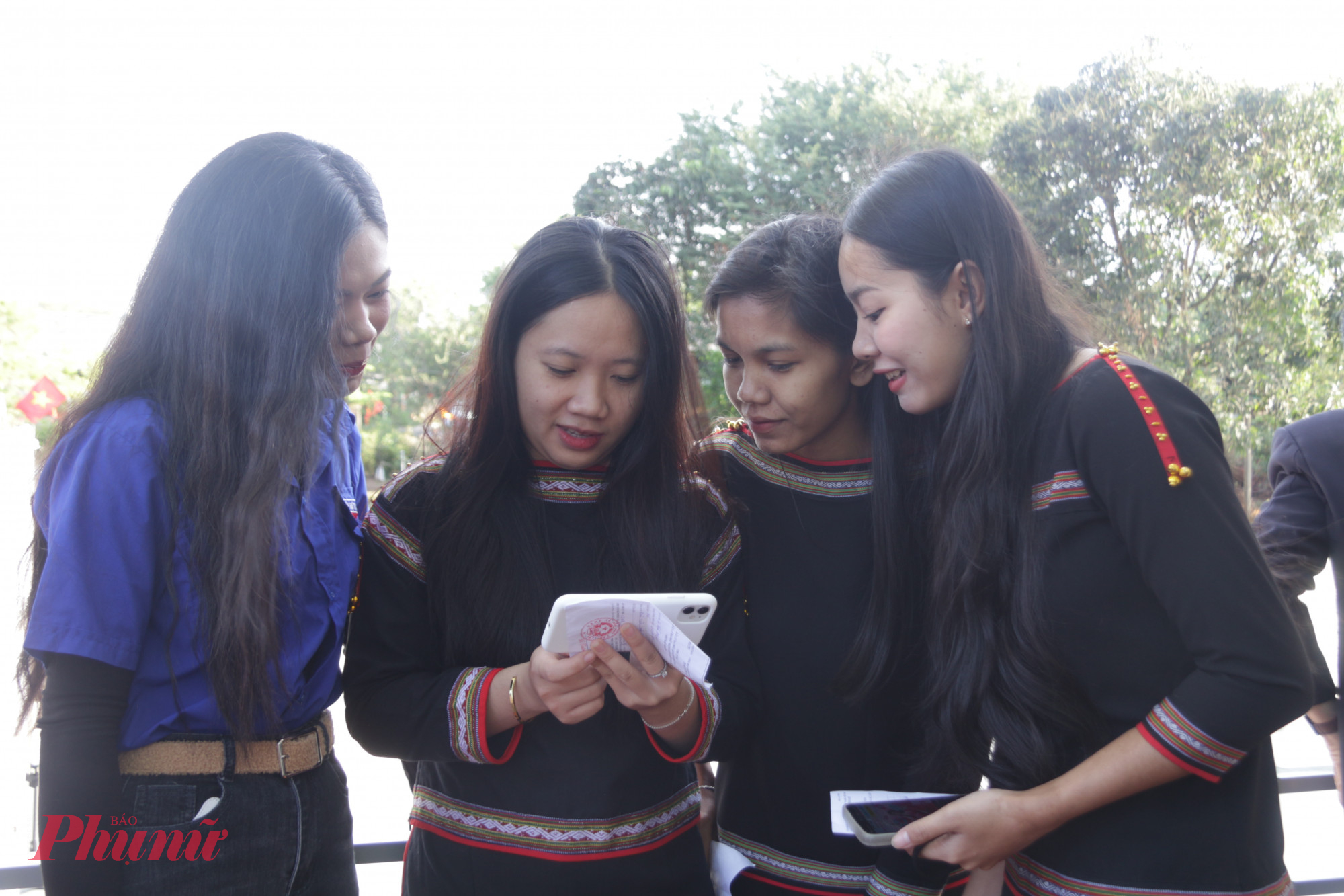 Rộn ràng ngày hội bầu cử ở buôn cổ người Ê Đê Những cử tri lần đầu tiên đi bỏ phiếu