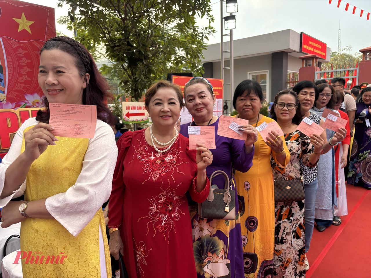 Người dân mặc đẹp, nô nức đi bầu cử