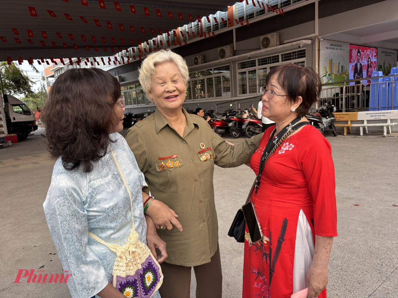 Nụ cười của các bà các chị trong ngày bẩu cử