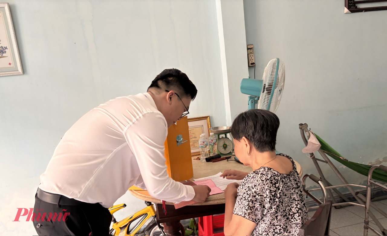 Đại diện Tổ bầu cử giải thích thể lệ bầu cử cho bà Đặng Thị Tuyết Hồng