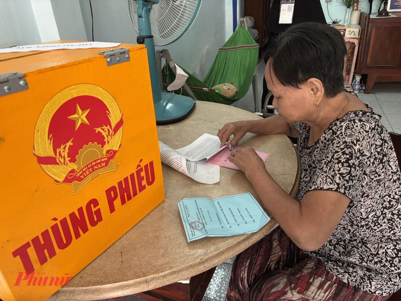 Bà Đặng Thị Tuyết Hồng thực hiện quyền công dân tại nhà