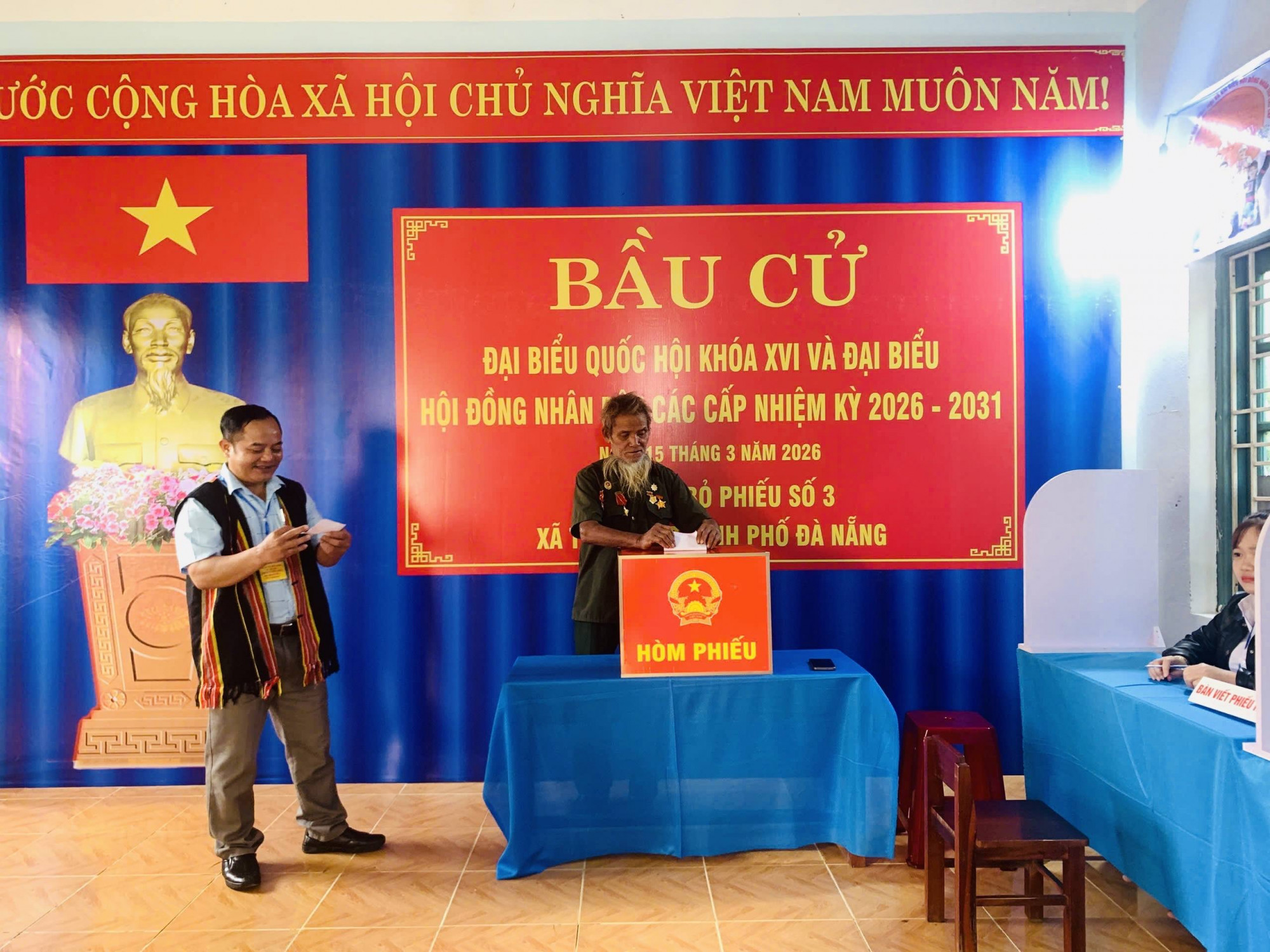 Cử tri là người đồng bào các dân tộc ở xã Trà Đốc đi bỏ phiếu bầu cử đại biểu các cấp.