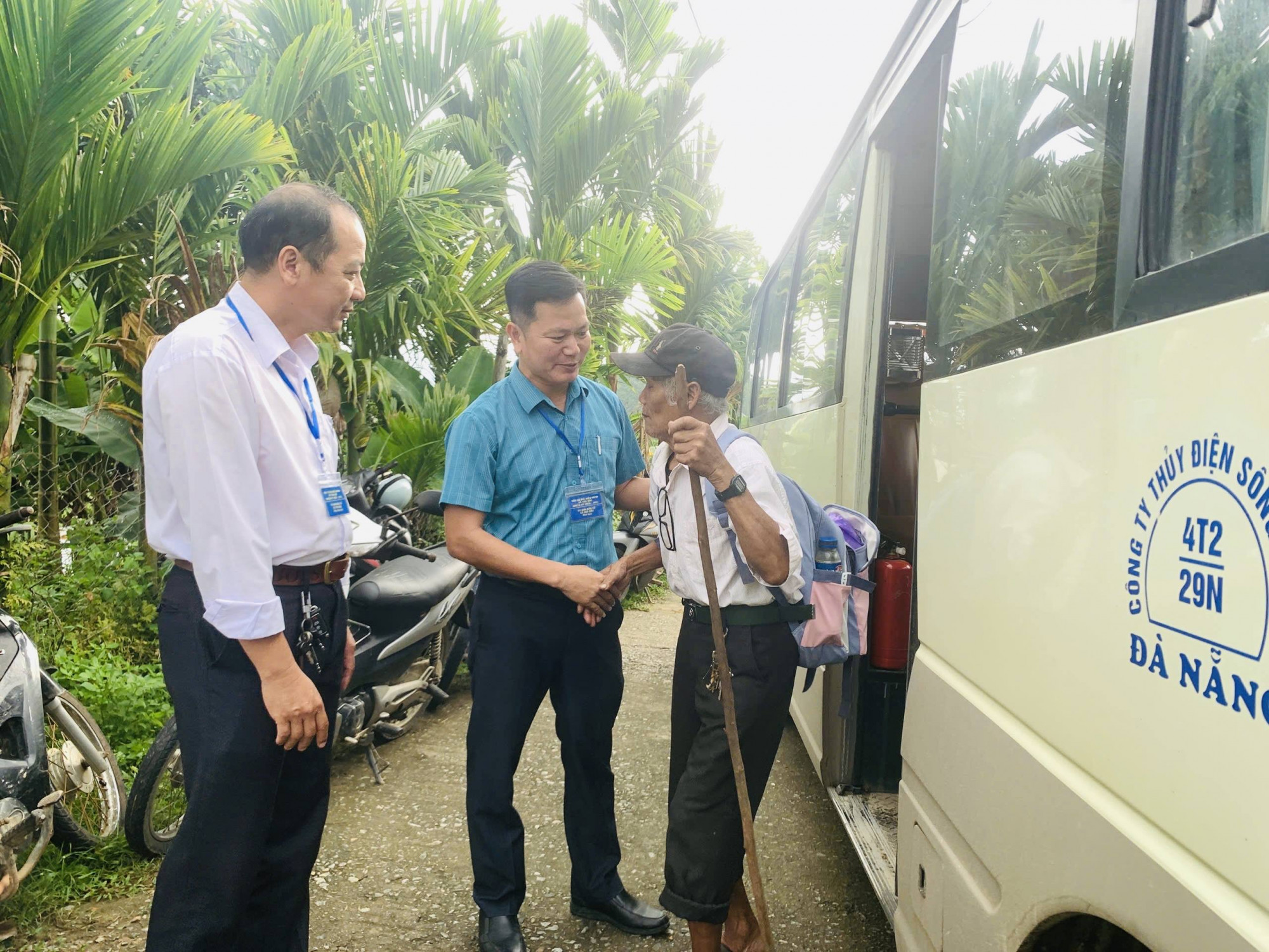 Cử tri tại 10 nóc khu vực xa được UBND xã Trà Đốc thuê xe buýt đón đến các điểm bỏ phiếu.