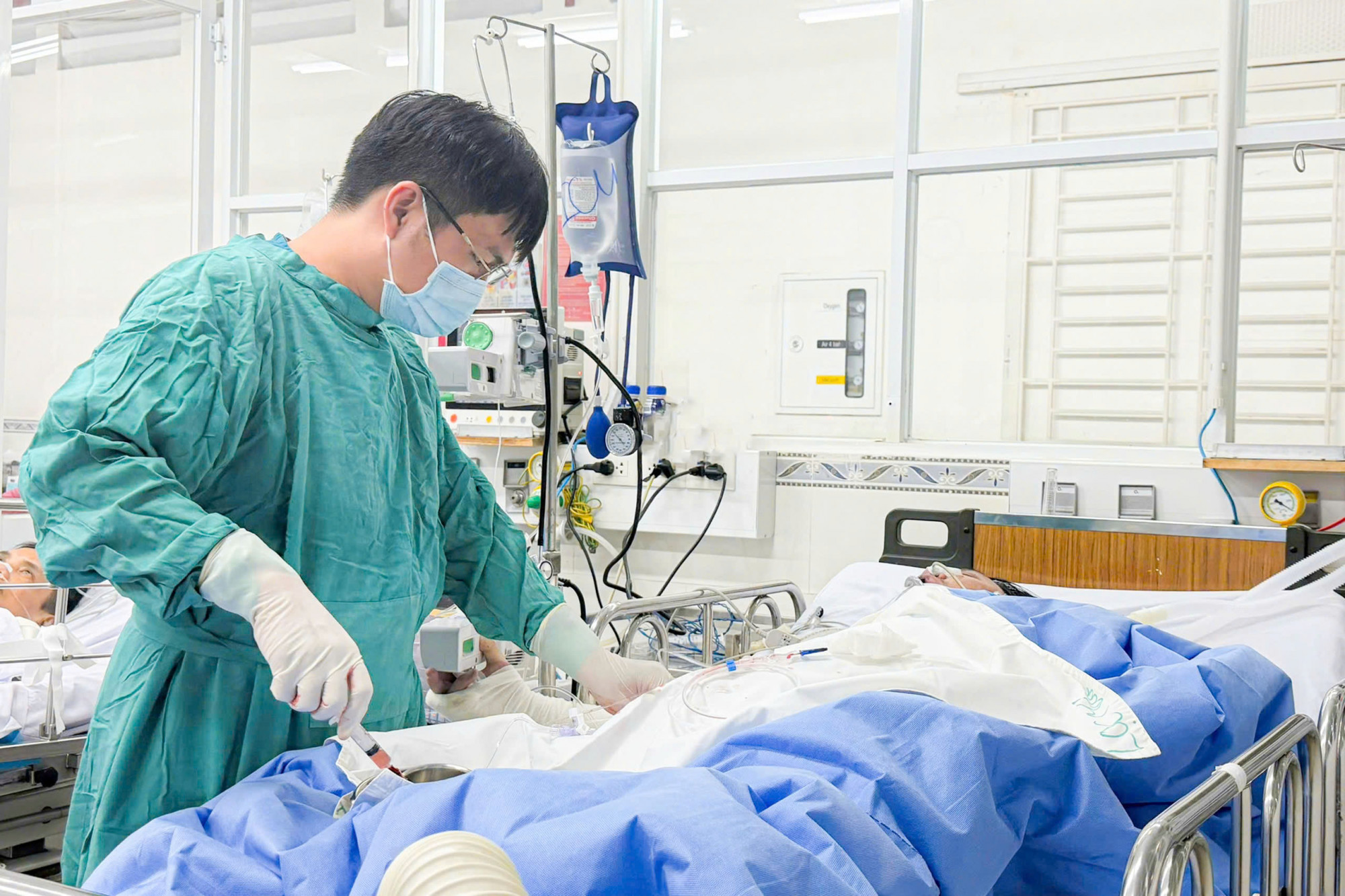 Bác sĩ bệnh viện đang chăm sóc, điều trị cho bệnh nhân, ảnh BVCC