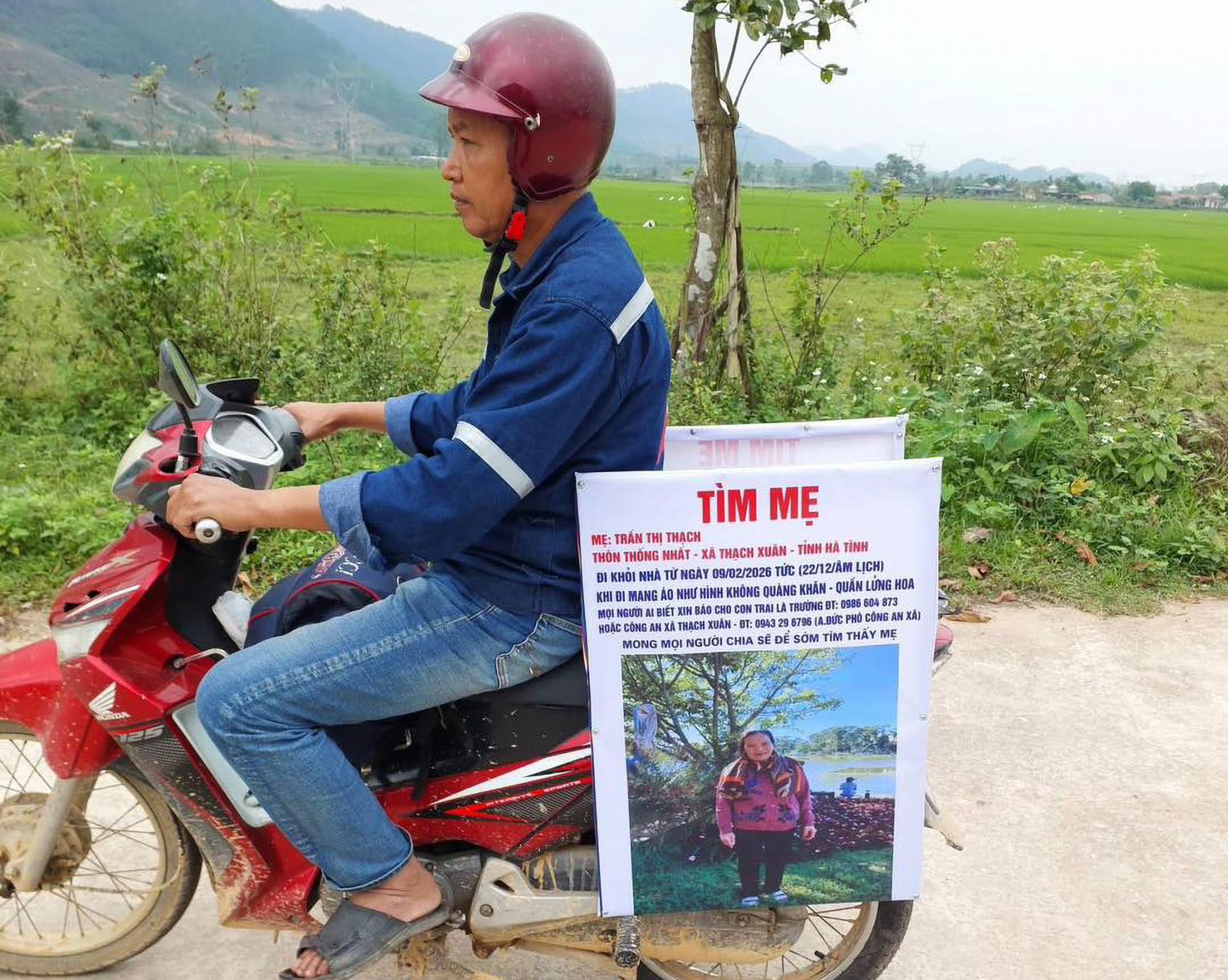 Anh Trường chạy xe máy gắn thông báo tìm mẹ khắp các tuyến đường - Ảnh: Khánh Trung