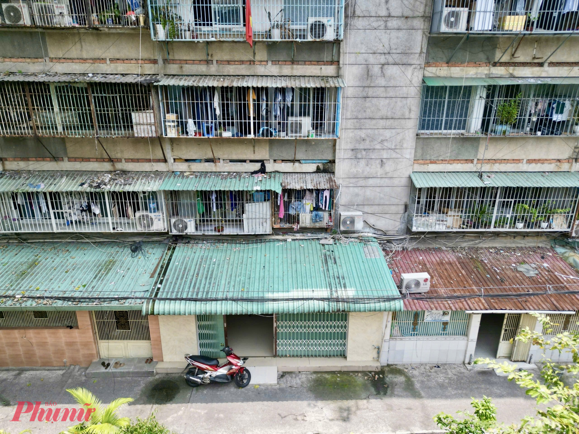 Ngoài ra, mỗi hộ tầng trệt được hỗ trợ thêm 300 triệu đồng, các tầng trên 200 triệu đồng. Trường hợp nhận tái định cư tại chỗ sẽ được bố trí căn hộ có diện tích tương đương; nếu có chênh lệch diện tích thì việc thanh toán hoặc hoàn trả được tính theo đơn giá 16,8 triệu đồng/m².