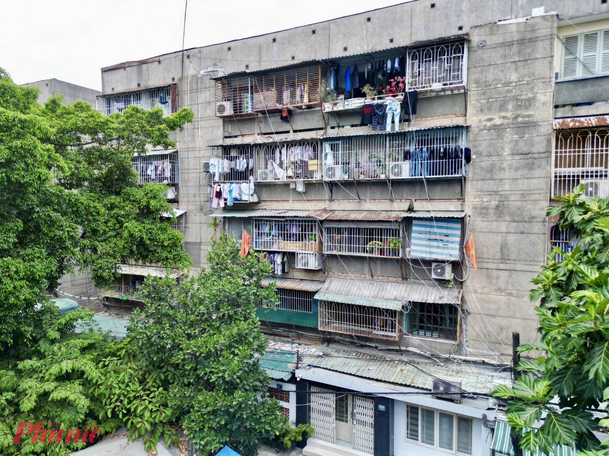 Theo chủ đầu tư, đến nay đã có 165 hộ dân đồng ý di dời, trong đó 81 hộ chọn tái định cư tại chỗ và 84 hộ nhận tiền bồi thường. Tuy vậy, số hộ chấp thuận vẫn còn khá khiêm tốn so với tổng số cư dân đang sinh sống tại các lô chung cư.