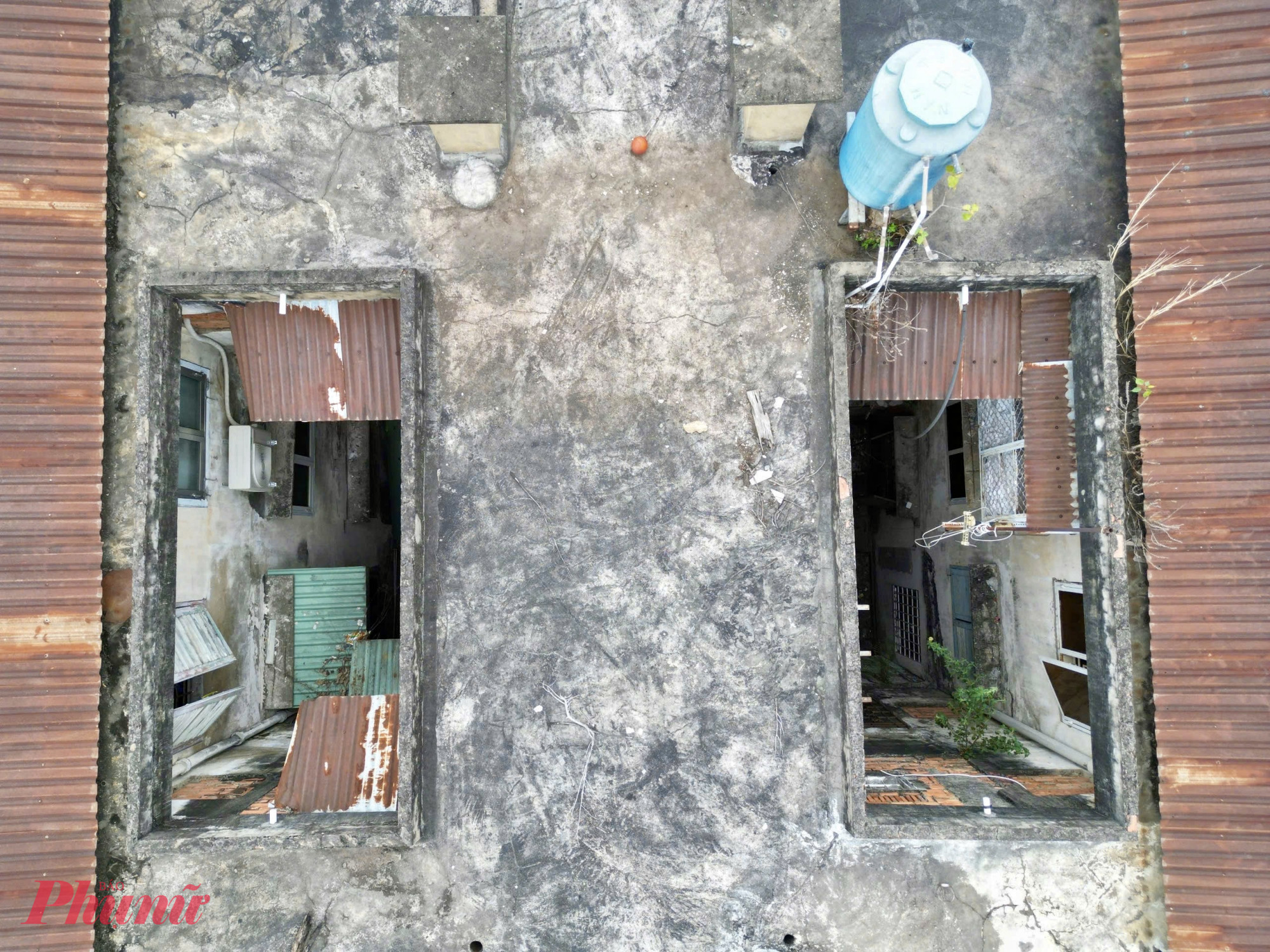 Từng trao đổi với phóng viên Báo Phụ nữ TP.HCM, ông H.T., một hộ dân giữ xe tại tầng trệt lô XVIII (lô 8), cho biết gia đình chưa thể rời đi vì cho rằng phương án bồi thường chưa thỏa đáng. Theo đề xuất, căn hộ tầng trệt của ông được bồi thường khoảng 3,5 tỉ đồng, gồm 3,2 tỉ đồng theo diện tích và 300 triệu đồng hỗ trợ di dời. Tuy nhiên, ông cho rằng số tiền này khó mua được nơi ở tương đương, trong khi căn hộ tầng trệt hiện còn là nguồn sinh kế của gia đình. “Tầng trệt có thể buôn bán, làm ăn, nhưng mức bồi thường chênh lệch với các tầng trên không nhiều nên nhiều hộ khó chấp nhận,” ông nói.