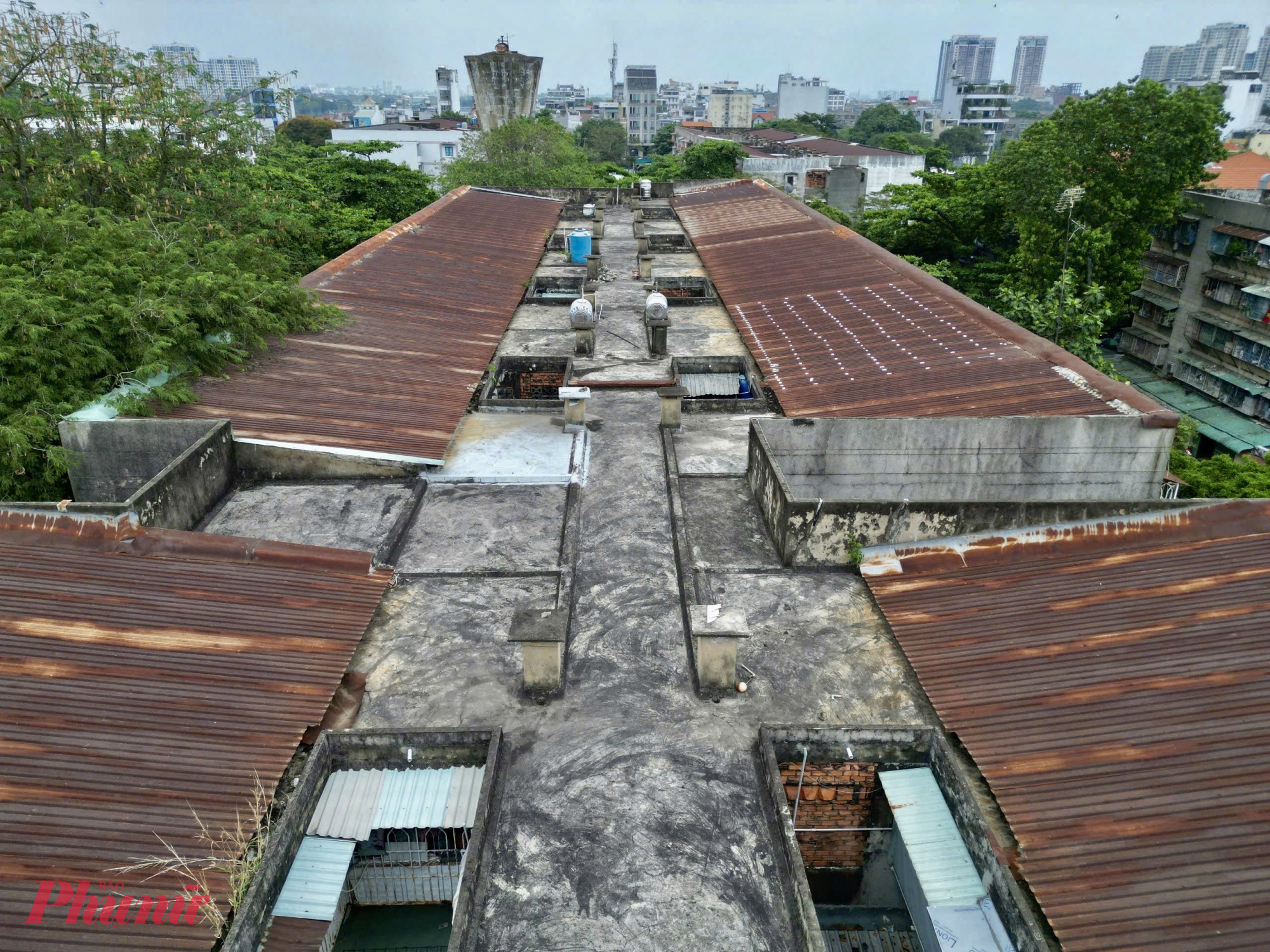 Cư xá Thanh Đa hiện có 22 lô chung cư, gồm 8 lô số và 14 lô chữ, được xây dựng trước năm 1975. Sau nhiều thập kỷ sử dụng, nhiều hạng mục đã xuống cấp nghiêm trọng. Năm 2016, chính quyền địa phương từng phải di dời khẩn cấp cư dân tại lô IV và VI do nguy cơ mất an toàn. Các lô còn lại vẫn đang có hàng trăm hộ dân sinh sống, nhiều hạng mục được gia cố, sửa chữa tạm thời để tiếp tục sử dụng trong khi chờ phương án cải tạo, xây dựng lại.