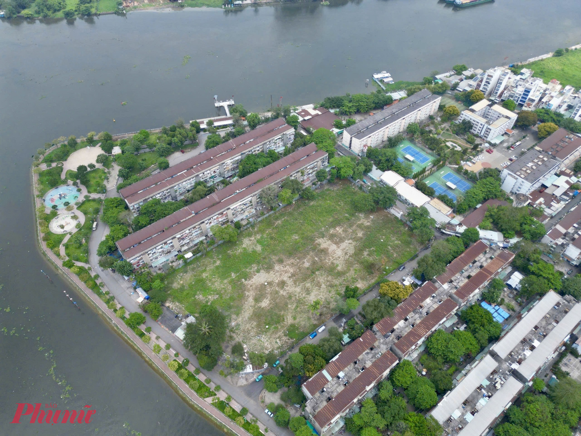 Bên cạnh vấn đề tài chính, điều khiến nhiều cư dân băn khoăn là tiến độ xây dựng khu tái định cư tại chỗ vẫn chưa rõ ràng. Theo phương án hiện nay, người dân được hỗ trợ 12 triệu đồng/tháng tiền thuê nhà tạm cư, chi trả theo từng đợt 12 tháng cho đến khi nhận nhà mới.  Tuy nhiên, thực tế việc hai lô IV và VI đã được tháo dỡ từ năm 2016 nhưng đến nay vẫn chưa được xây dựng lại khiến không ít người dân lo ngại về tiến độ dự án.