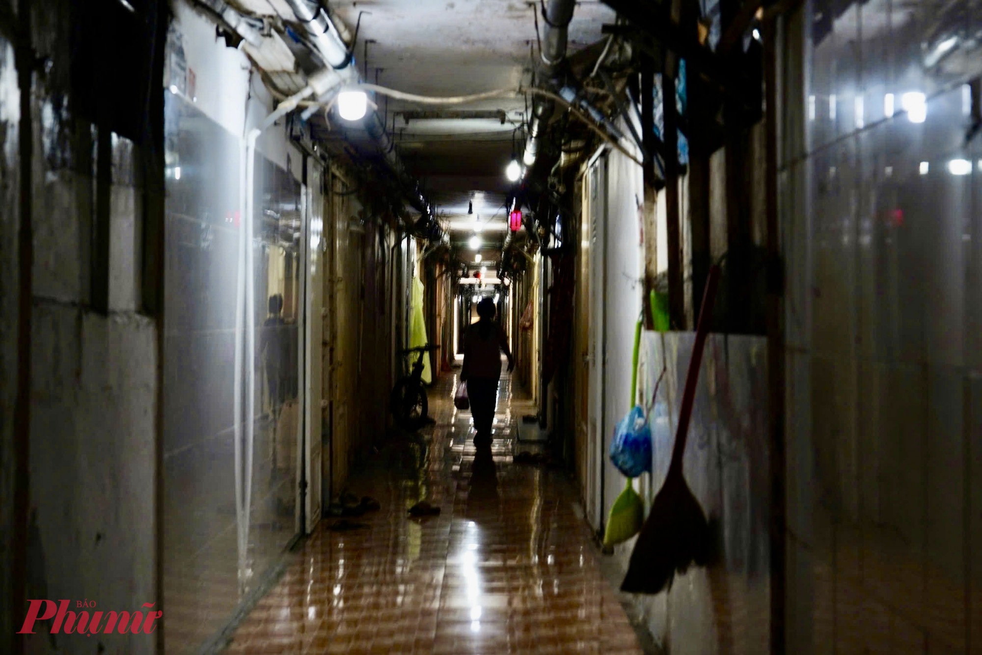 Tuy nhiên, bên cạnh các hộ đã di dời, vẫn còn nhiều gia đình chưa đồng thuận với phương án bồi thường và tiếp tục ở lại, chờ hướng giải quyết rõ ràng hơn. Dù chủ đầu tư đã công bố mức bồi thường 52 triệu đồng/m² kèm các khoản hỗ trợ, không ít cư dân cho rằng mức này chưa đủ để họ ổn định cuộc sống tại nơi ở mới.