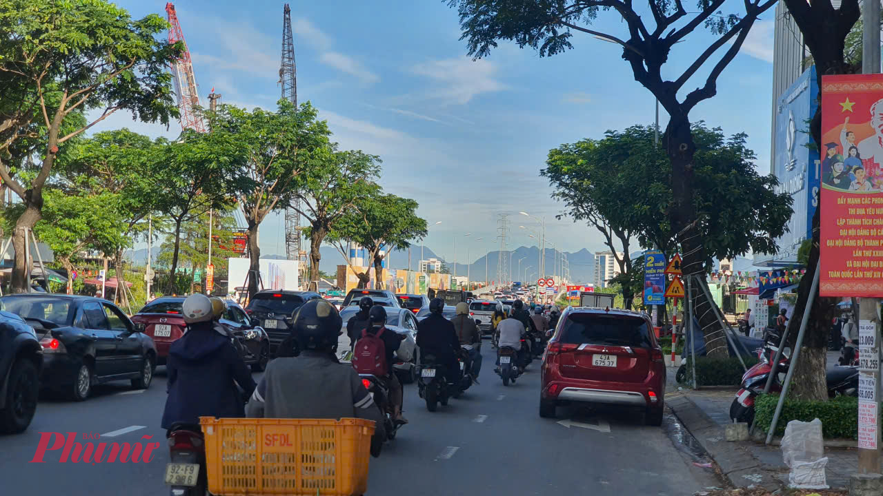 Khu vực hai bên cầu Hoà Xuân thường xuyên tắc nghẽn giao thông vào giờ cao điểm.