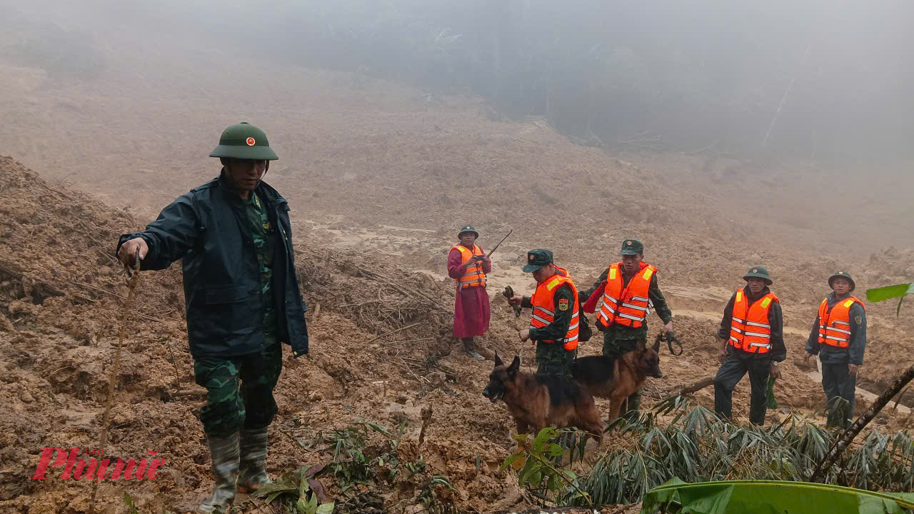 Quân khu 5 điều động lực lượng tìm kiếm 3 nạn nhân bị vùi lấp do sạt lở núi tại thôn Pứt vào tháng 11/2025.