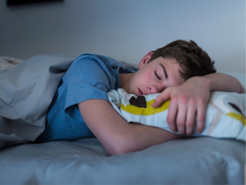 Việc lùi giờ học giúp thanh thiếu niên có giấc ngủ trọn vẹn hơn, từ đó cải thiện chất lượng học tập và tâm trạng - Ảnh: Getty Images