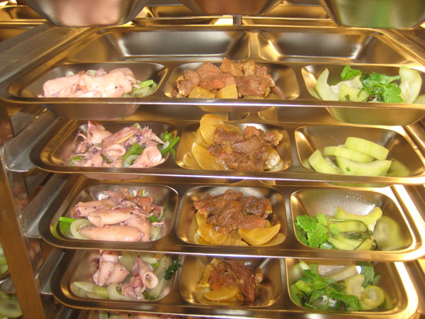 Các bếp ăn tập thể phải thực hiện nghiêm các hướng dẫn an toàn vệ sinh thực phẩm, ảnh minh họa T.B.B.