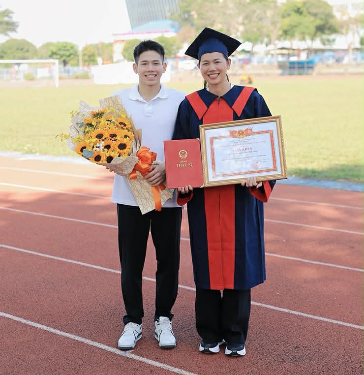Từ 'cỗ máy huy chương' đến hành trình truyền cảm hứng: 'Dễ lắm, Viên chỉ cho' Ánh Viên ngày nhận bằng Thạc sĩ và em trai