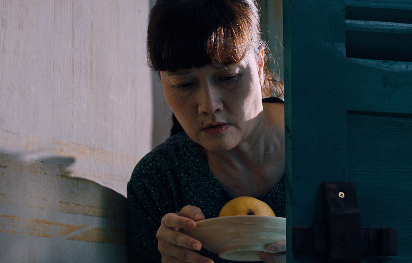 Vai diễn của nghệ sĩ Vân Dung trên phim Quỷ nhập tràng 2 được khen duyên dáng, tạo tiếng cười nhẹ giữa câu chuyện căng thẳng, hù doạ