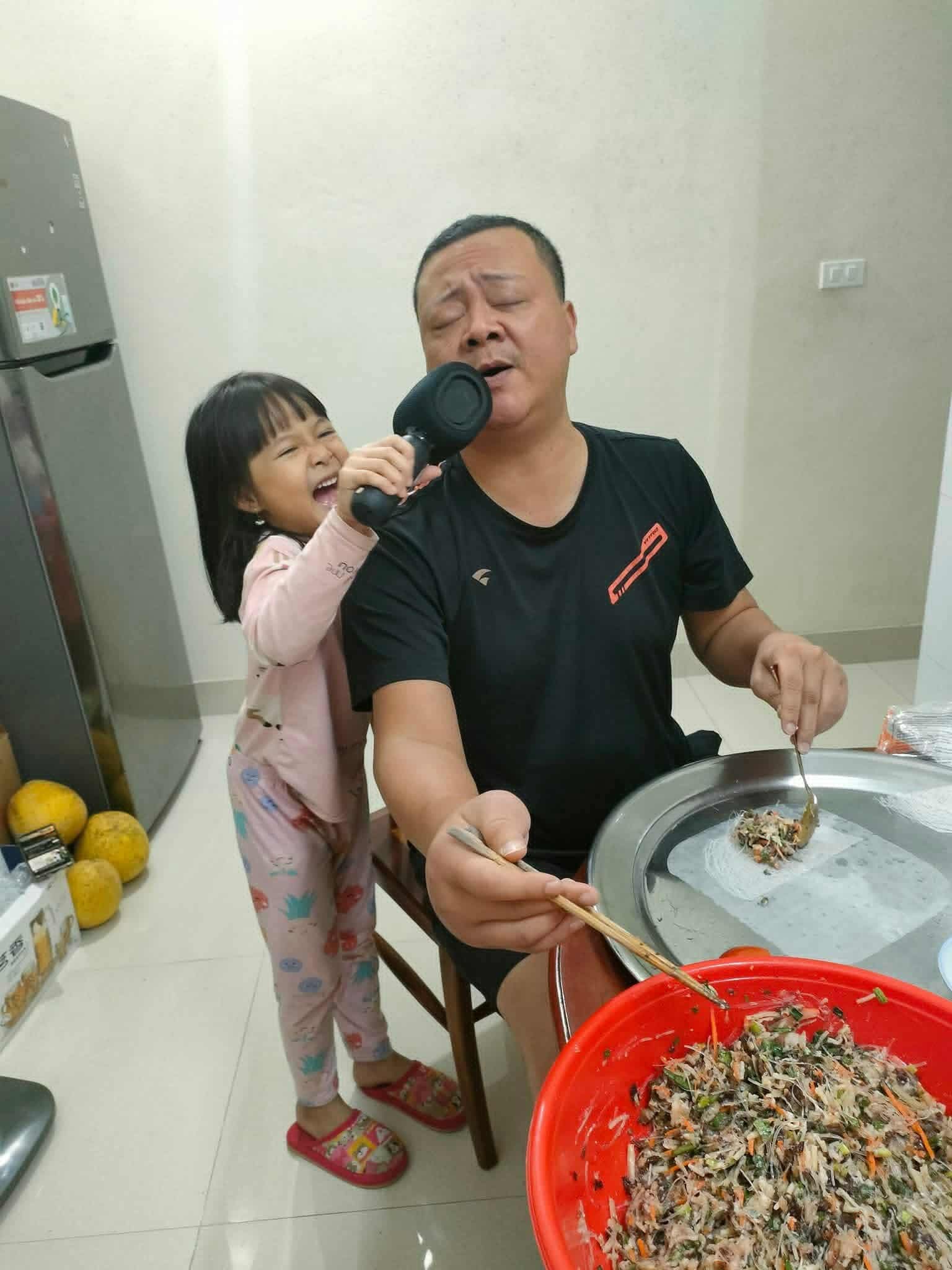 Anh Tuấn Anh vui vẻ gói nem bên con gái - Ảnh do tác gải cung cấp.