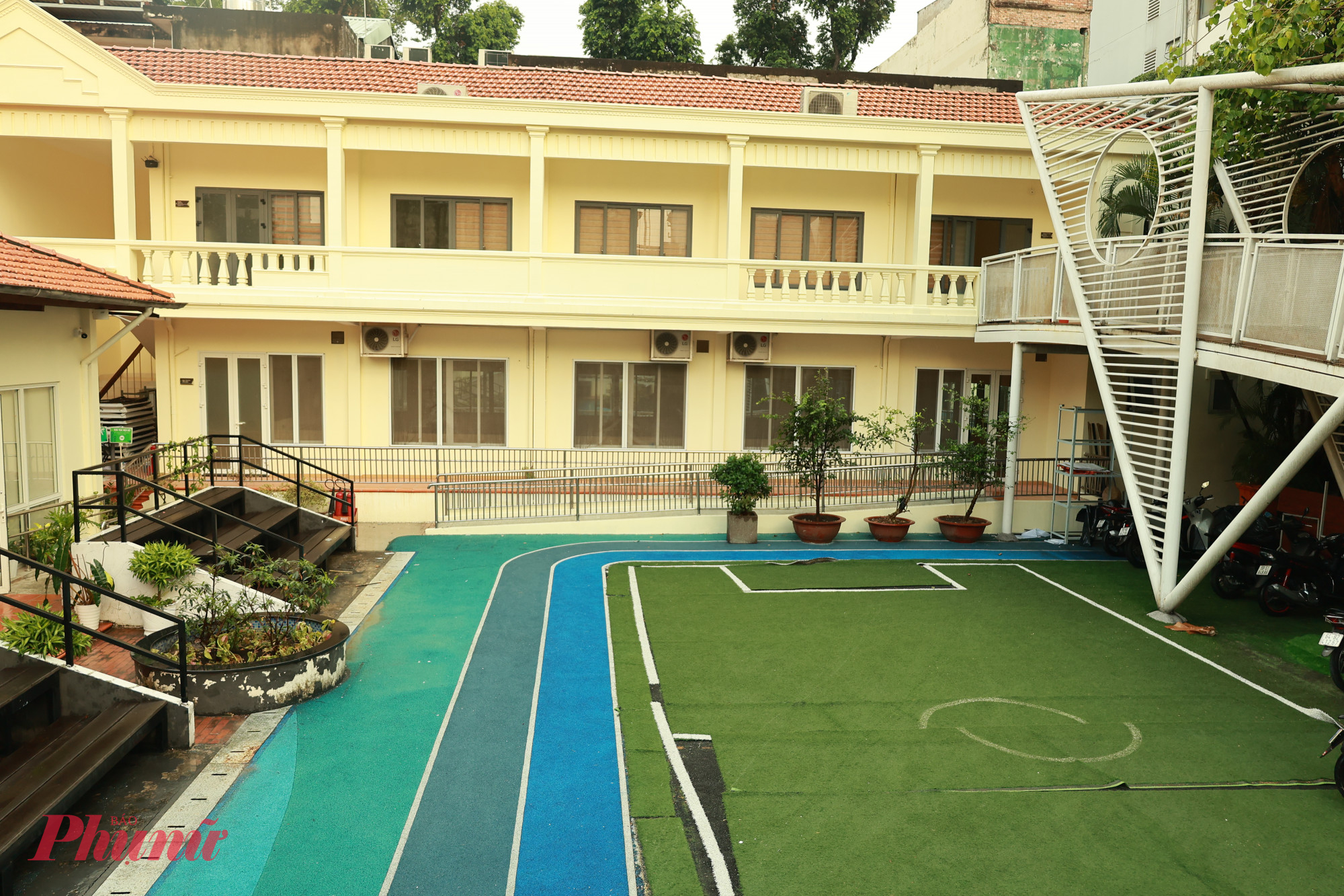 Không gian vui chơi thể thao phía sau khu nhà chính 