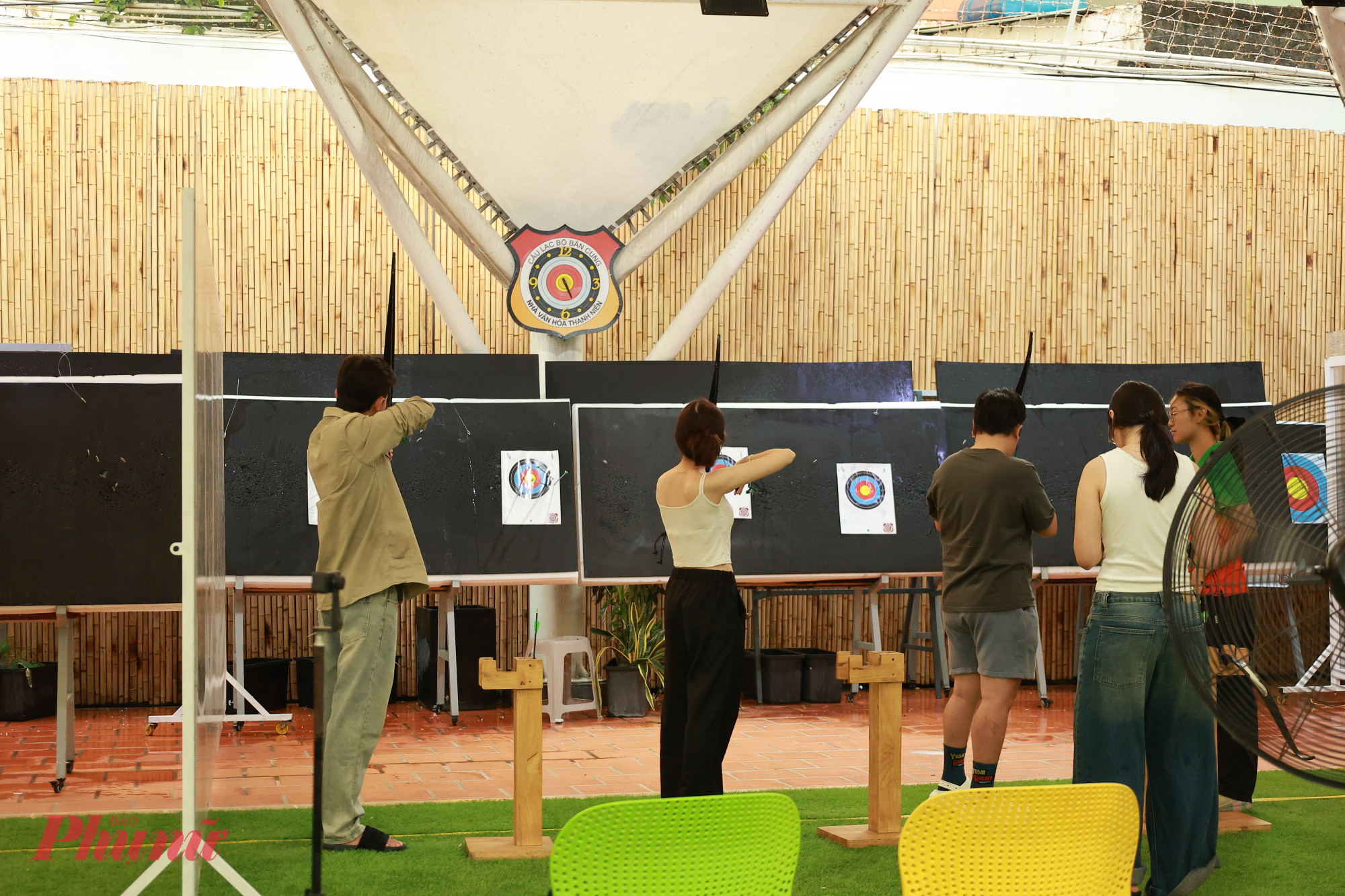 Hoạt động bắn cung nhộn nhịp, thu hút nhiều bạn trẻ tham gia 