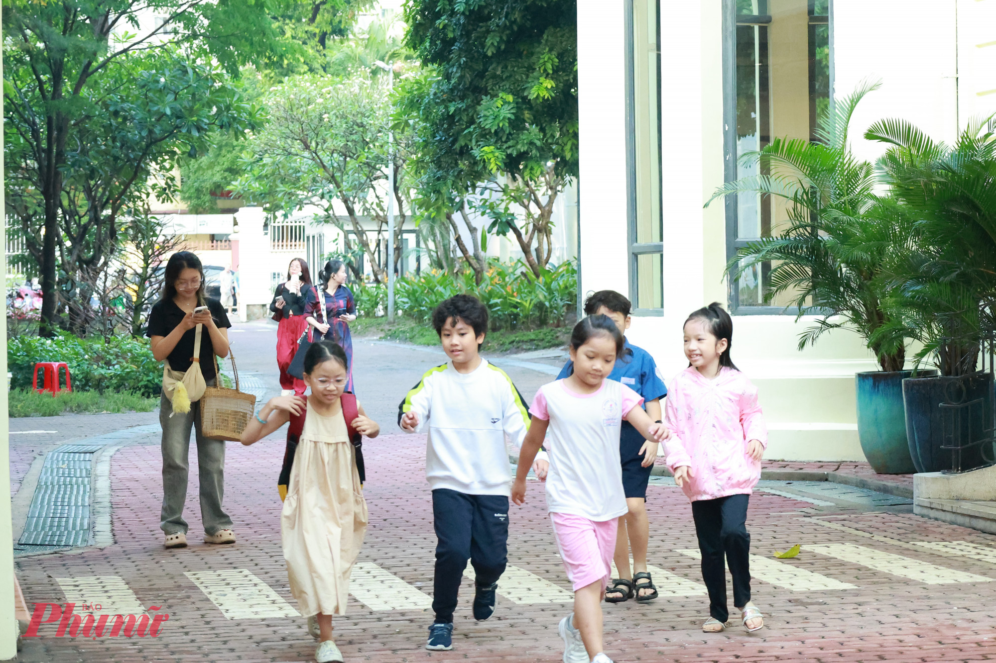 Vào buổi chiều, nhiều em học viên nhí đến NVHTN học lớp Tiếng Anh 