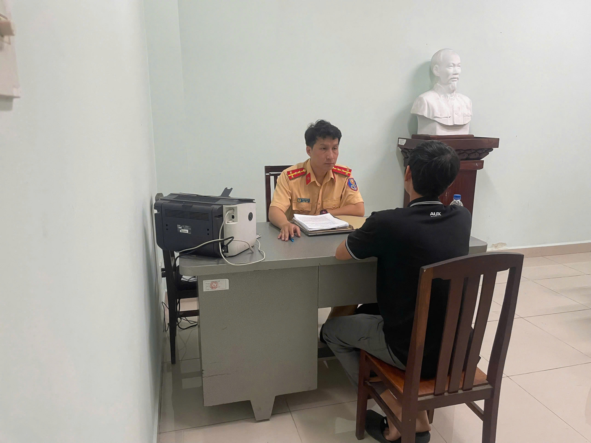 Người vi phạm bị lập biên bản. Ảnh: CACC