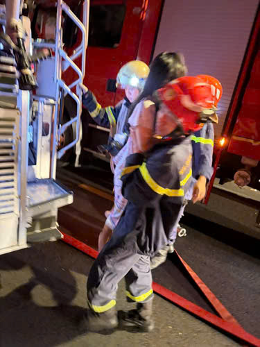 Bé gái được cảnh sát PCCC giải cứu. Ảnh: CACC