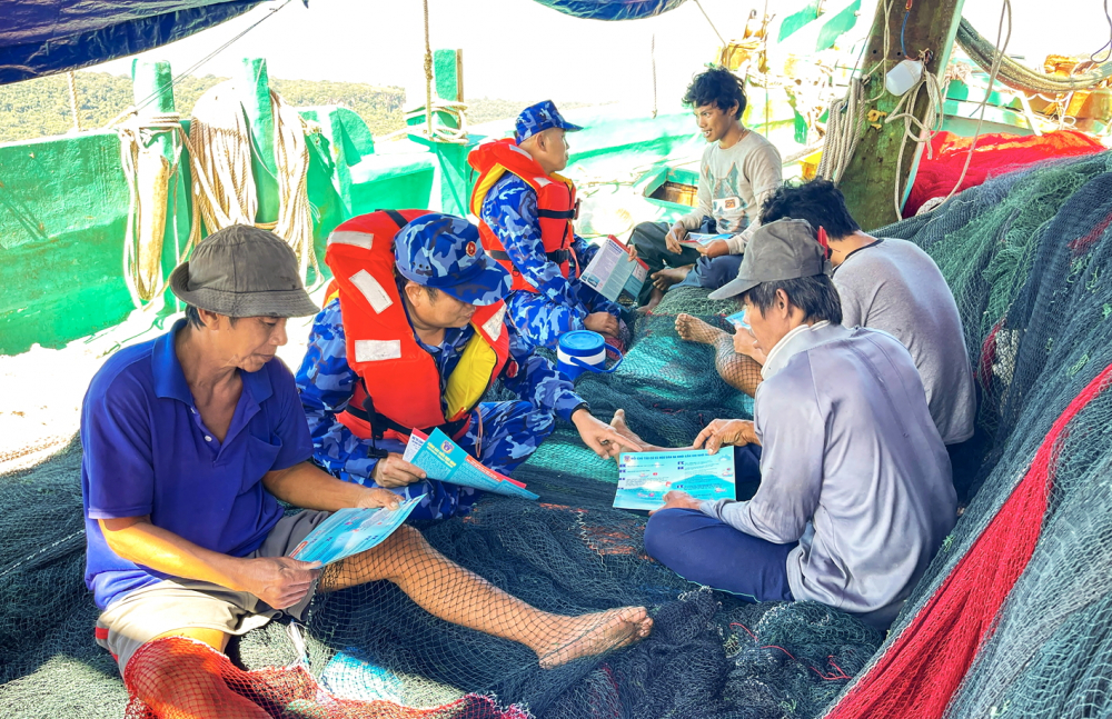Cán bộ, chiến sĩ Bộ Tư lệnh cảnh sát biển vùng 3 tuyên truyền về chống IUU cho ngư dân trên vùng biển phía Nam - ẢNH: THANH TÂM