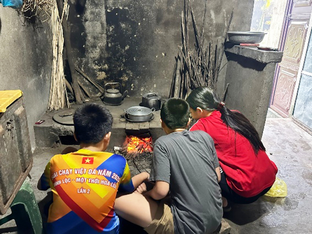 Bọn trẻ xúm xít bên bếp củi - Ảnh do tác giả cung cấp