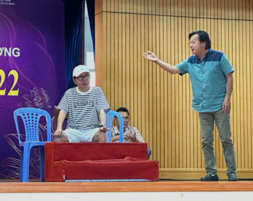 NSND Trần Ngọc Giàu chỉ đạo tập vở Lôi vũ - Ảnh: Thanh Hiệp