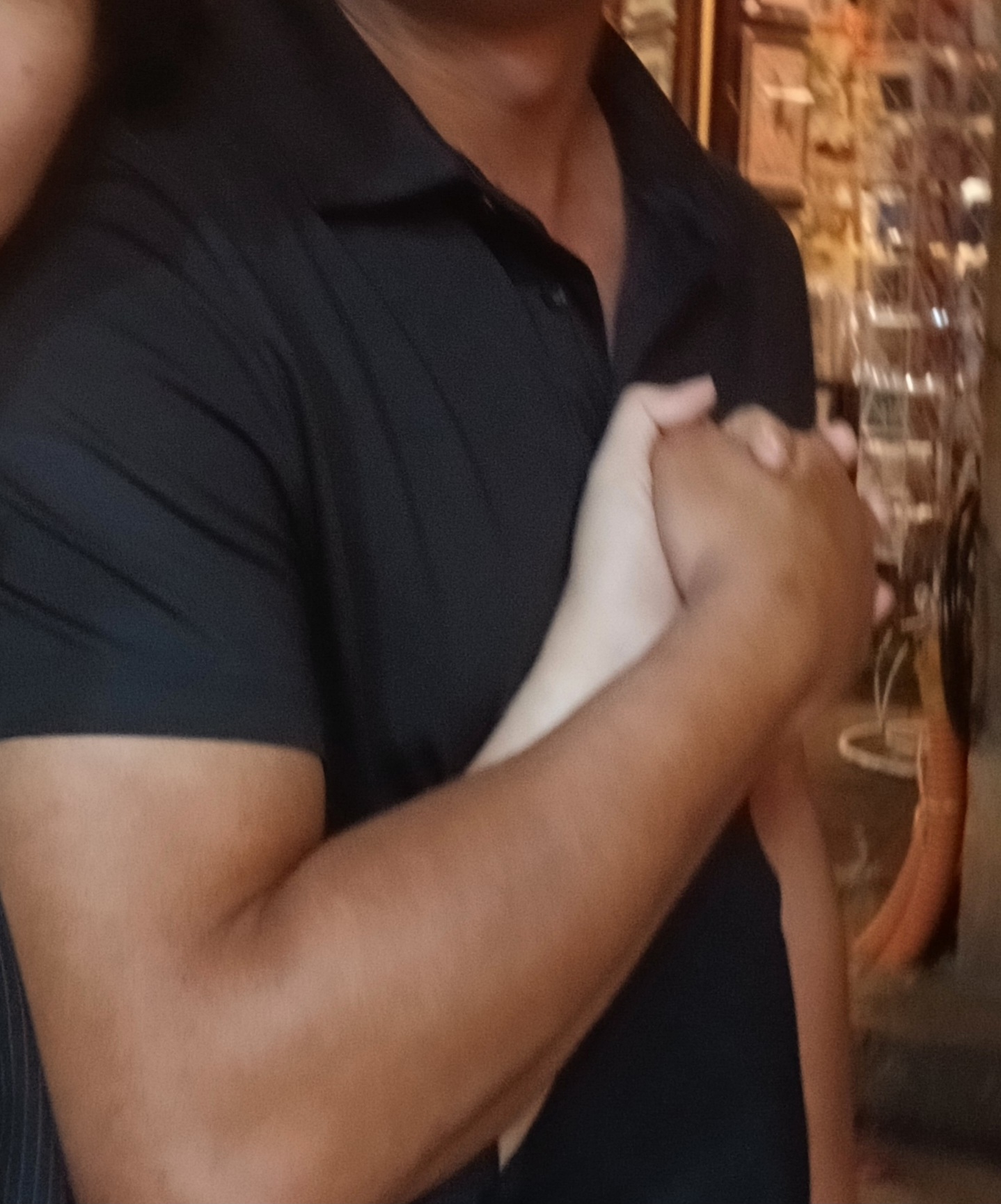 Cách nắm tay đặc biệt làm tim Hà rung rinh - Ảnh nhân vật cung cấp