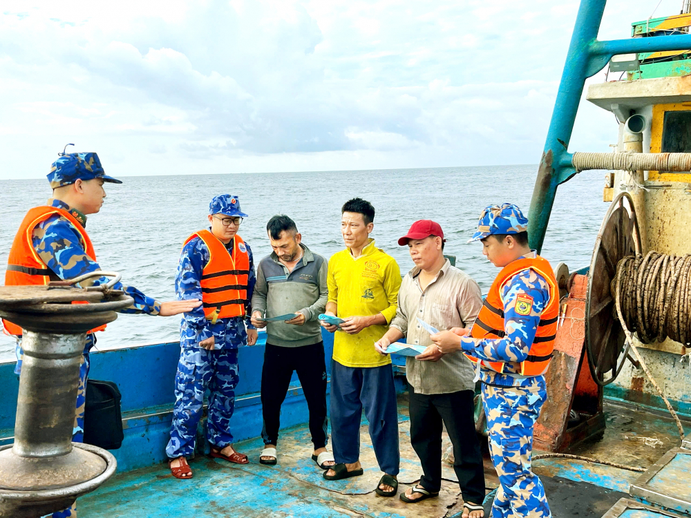 Cán bộ, chiến sĩ Bộ Tư lệnh cảnh sát biển vùng 3 và hải đoàn biên phòng 18 tuyên truyền về IUU cho ngư dân trên vùng biển phía Nam ẢNH: THANH TÂM