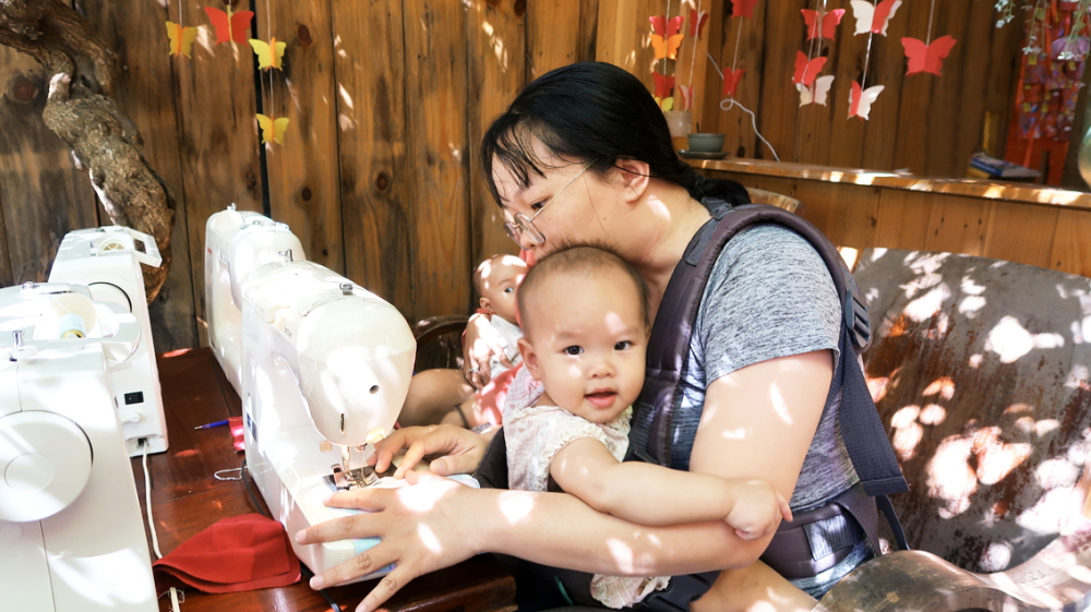 Nhiều phụ nữ mang theo con đến lớp học