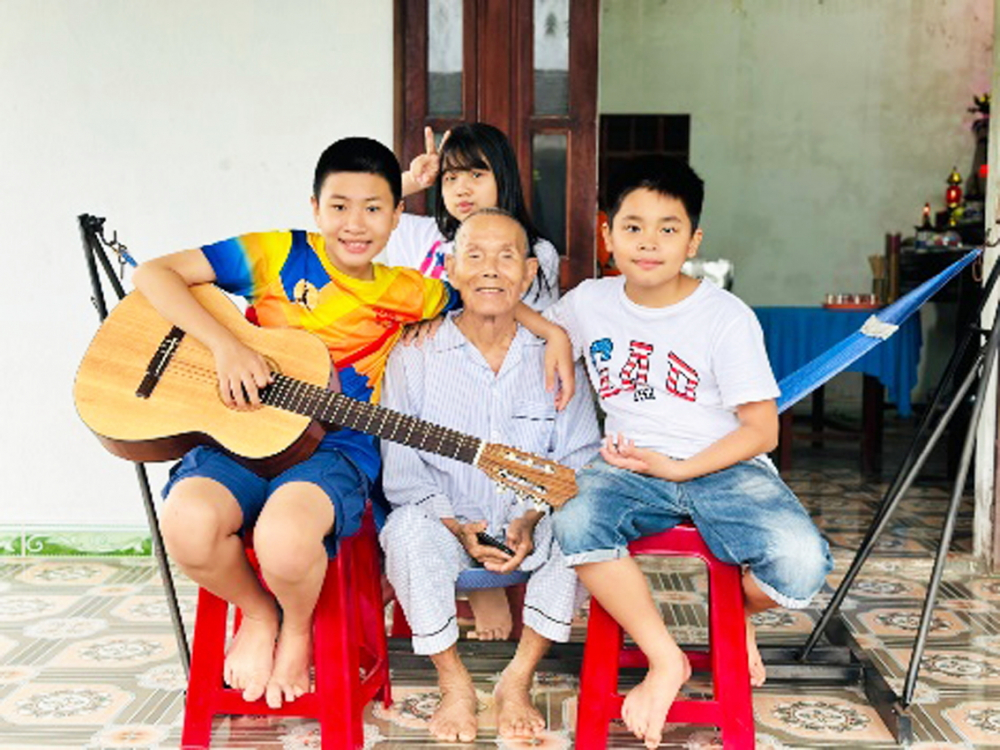 Ông và các cháu - Ảnh do tác giả cung cấp