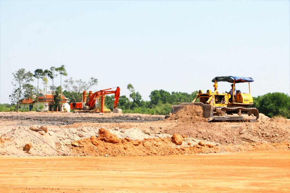 Các nhà thầu đẩy nhanh tiến độ thi công hạ tầng khu tái định cư Sơn Tùng (phường Phong Thái, TP Huế) để ổn định đời sống người dân bị ảnh hưởng bởi dự án đường sắt tốc độ cao Bắc - Nam