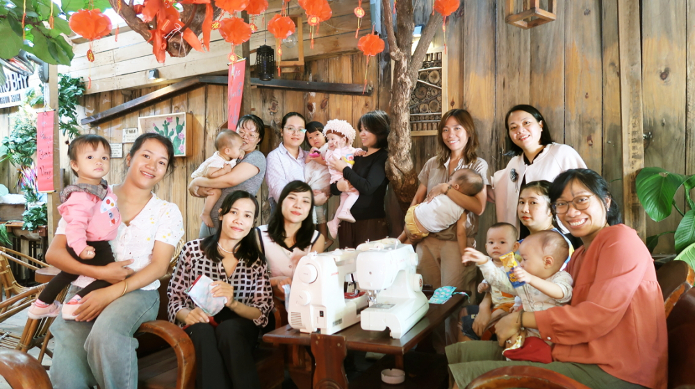 Lớp học may tái chế dành cho các mẹ bỉm sữa trong cộng đồng “Xanh 50 đồng”
