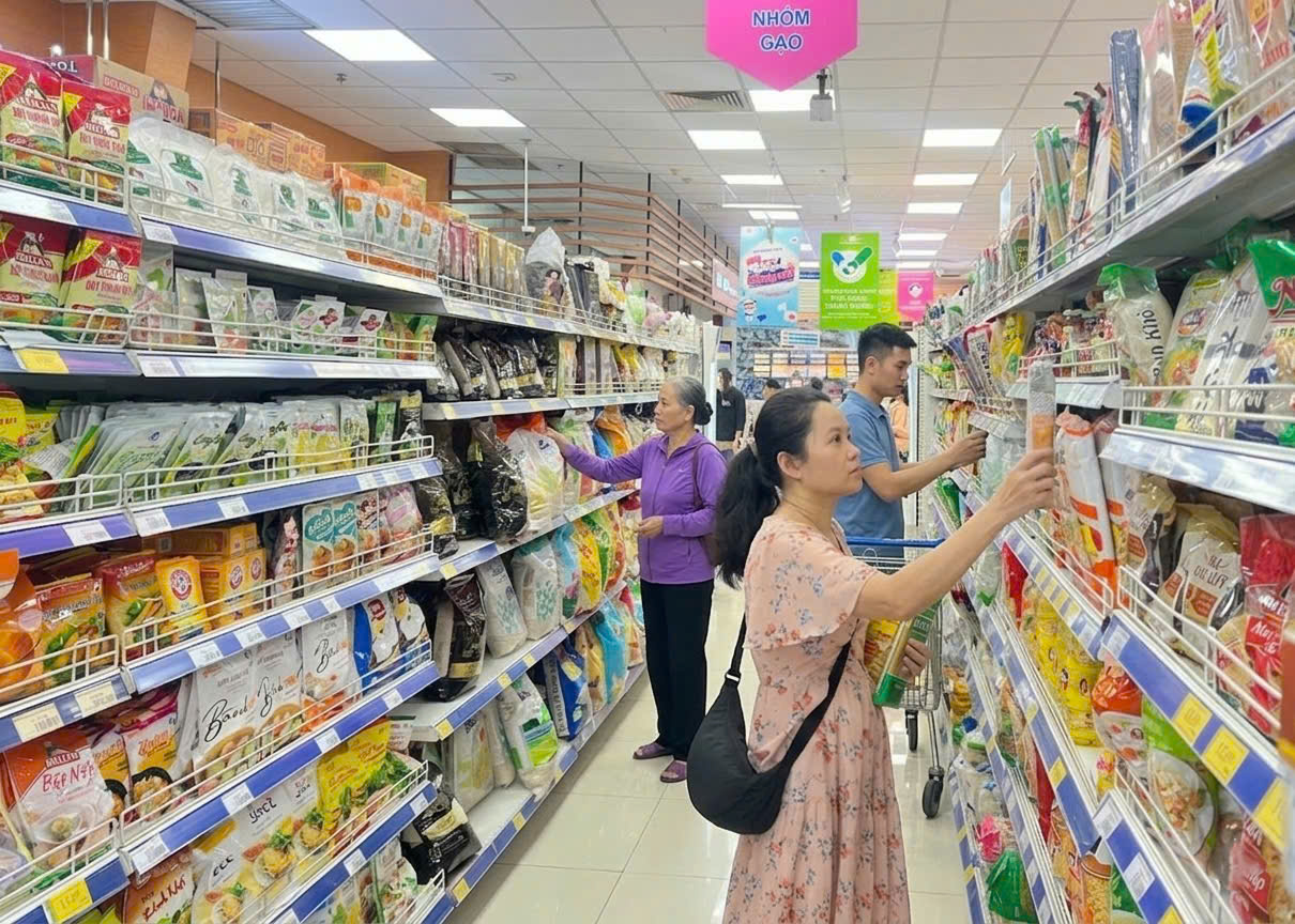 Saigon Co.op ưu tiên giữ giá ổn định cho các mặt hàng thiết yếu như gạo, dầu ăn, mì ăn liền, gia vị trong giai đoạn thị trường có nhiều biến động.