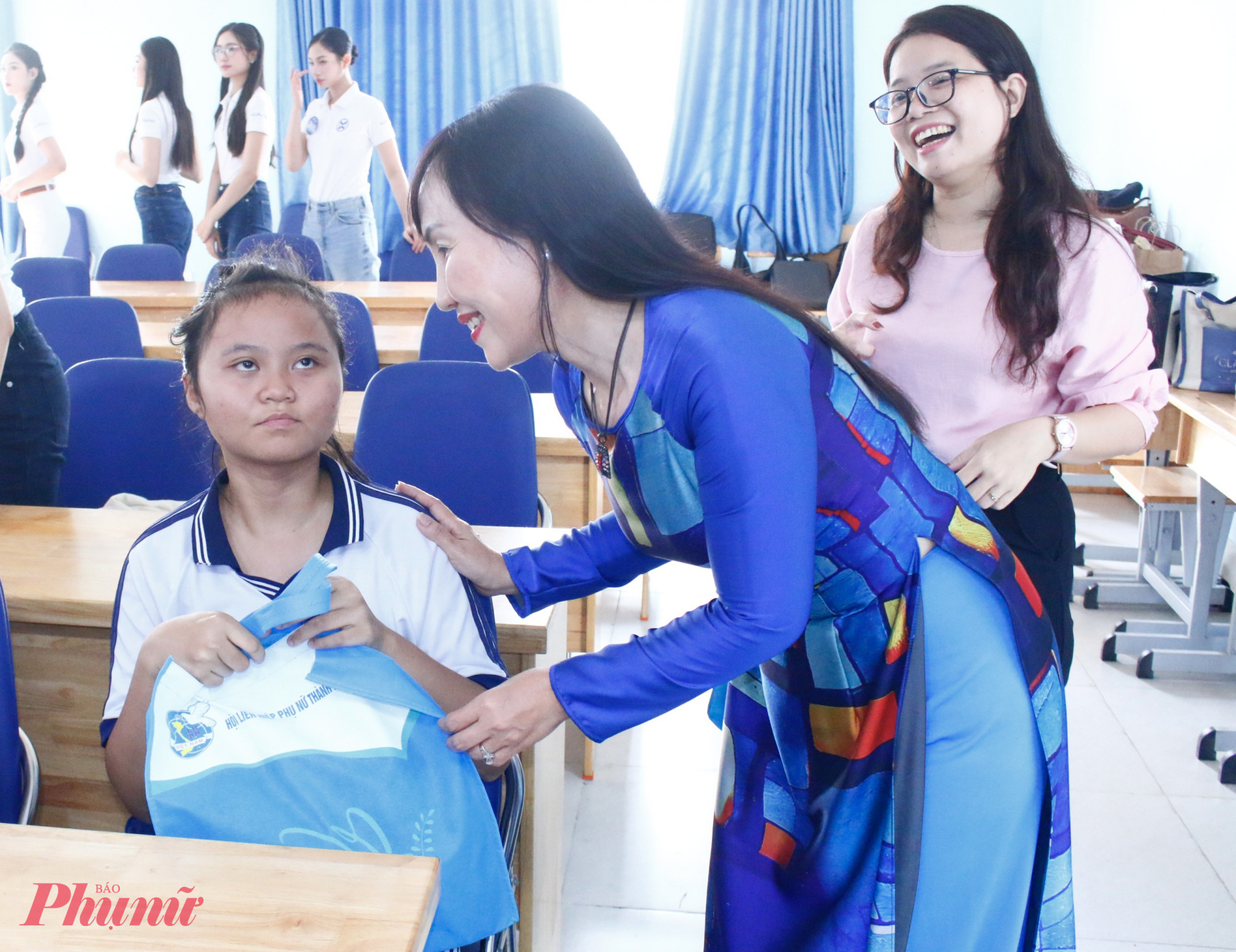 Em Đoàn Lê Thanh Trà, học sinh lớp 3 Trường Hy Vọng (quận 6), bẽn lẽn nở nụ cười khi nhận được phần quà cùng những lời hỏi thăm ân cần từ các cô, các chị. Em chậm rãi nói: “Con hứa sẽ ngoan, nghe lời thầy cô và ba mẹ. Con cảm ơn ạ.”