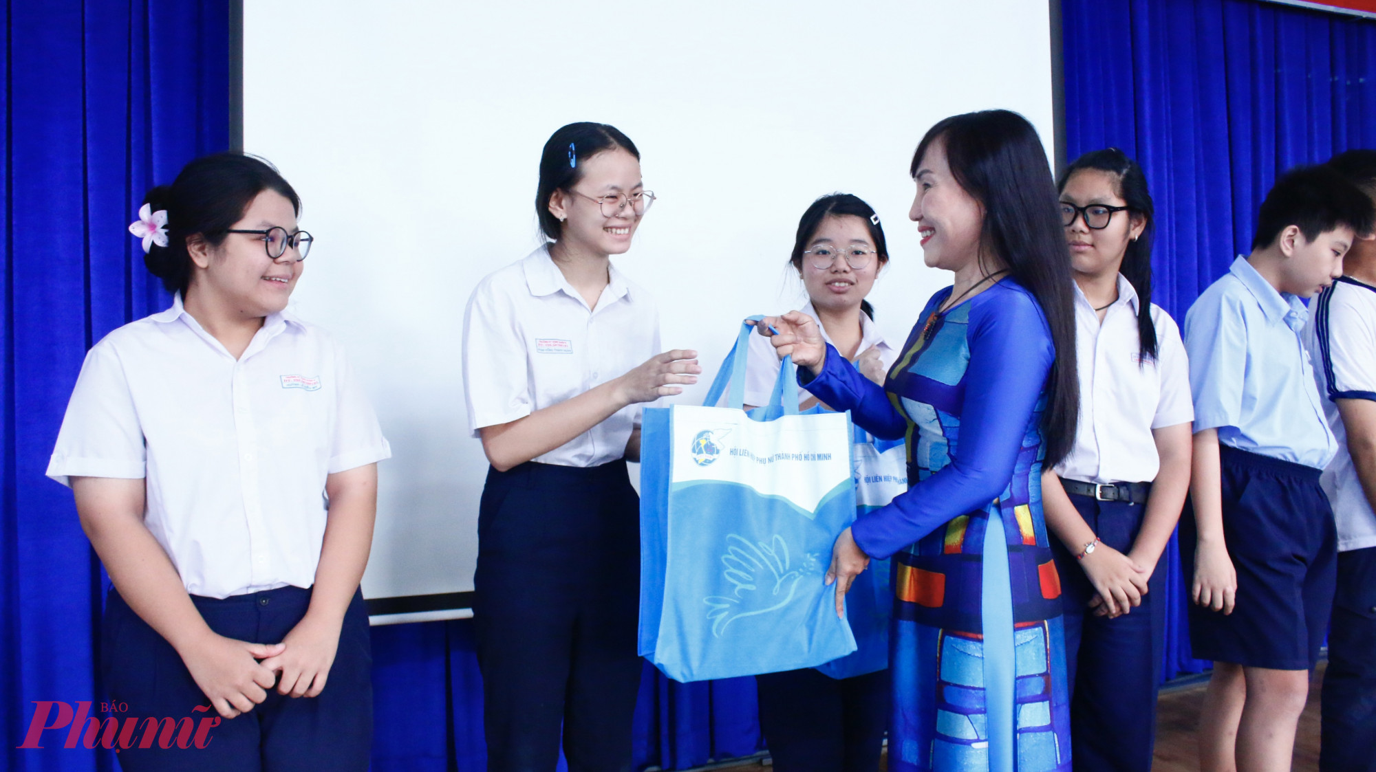 Phó chủ tịch thường trực Hội LHPN TPHCM Trịnh Thị Thanh động viên, trao quà đến các em học sinh