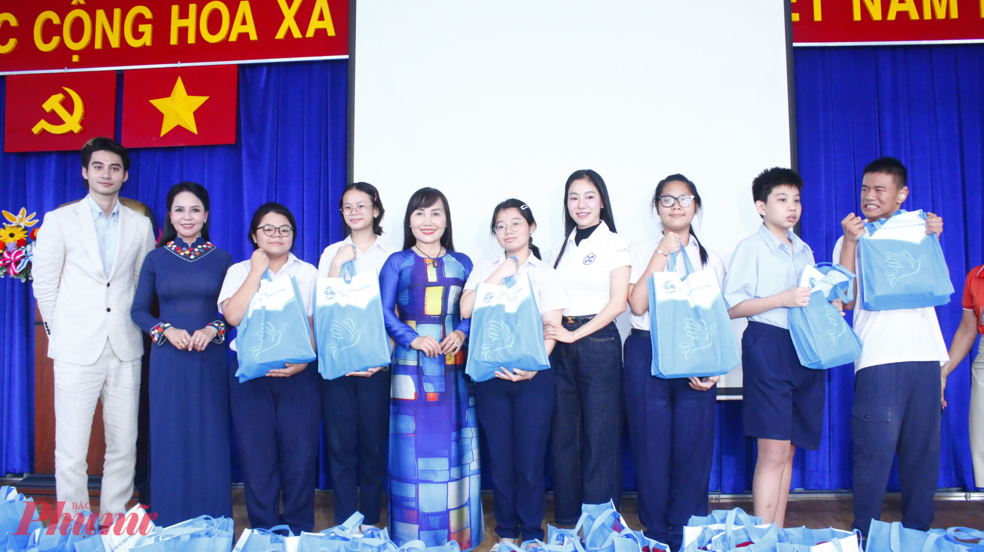 Các đại biểu tham dự trao quà đến các em học sinh